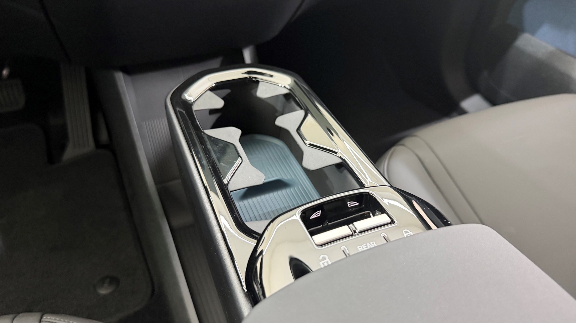 VOLVO EX 30 E60 Twin Ultra Performanc-image-14
