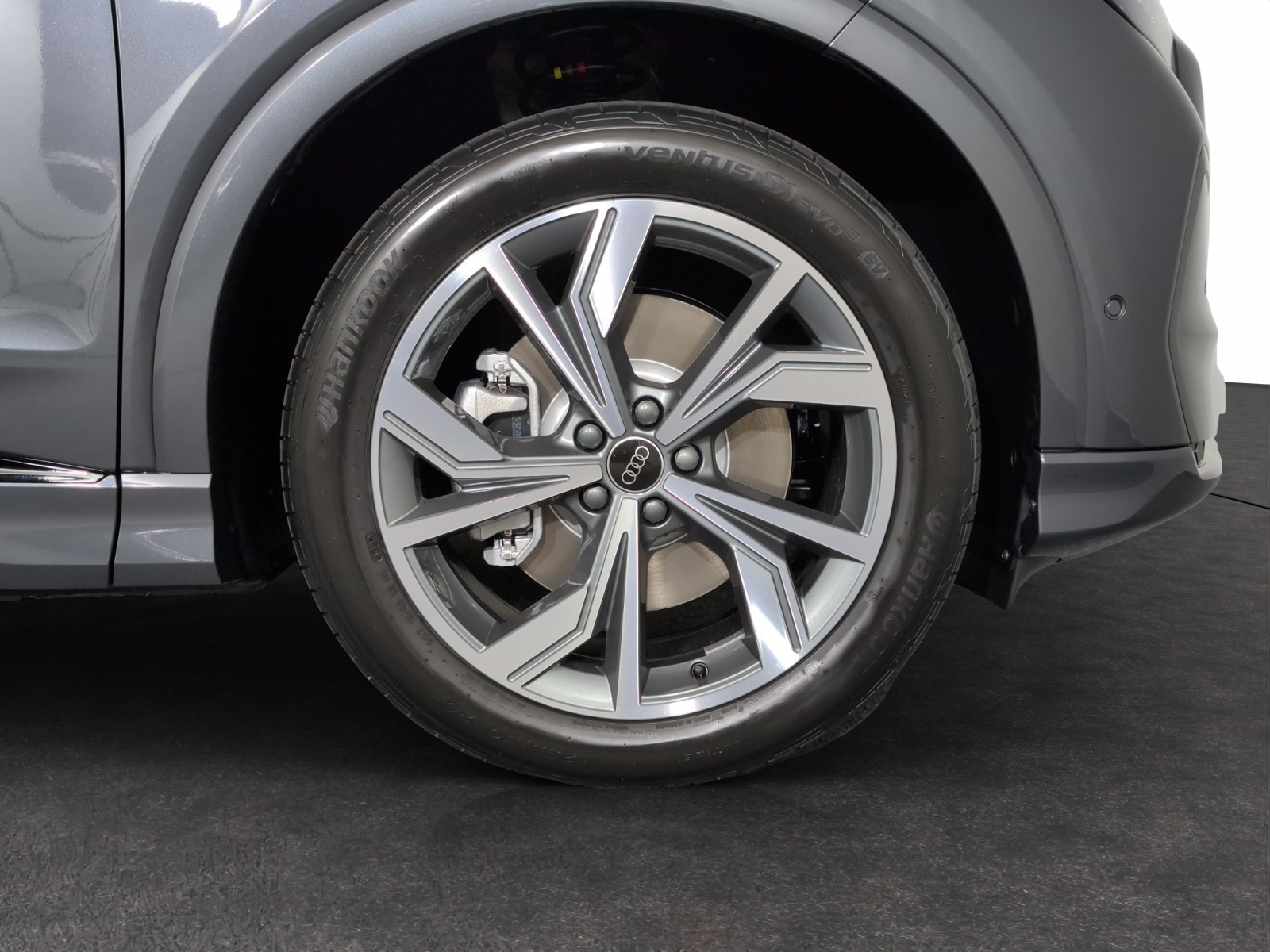 AUDI Q4 e-tron SUV performance Attraction-image-4