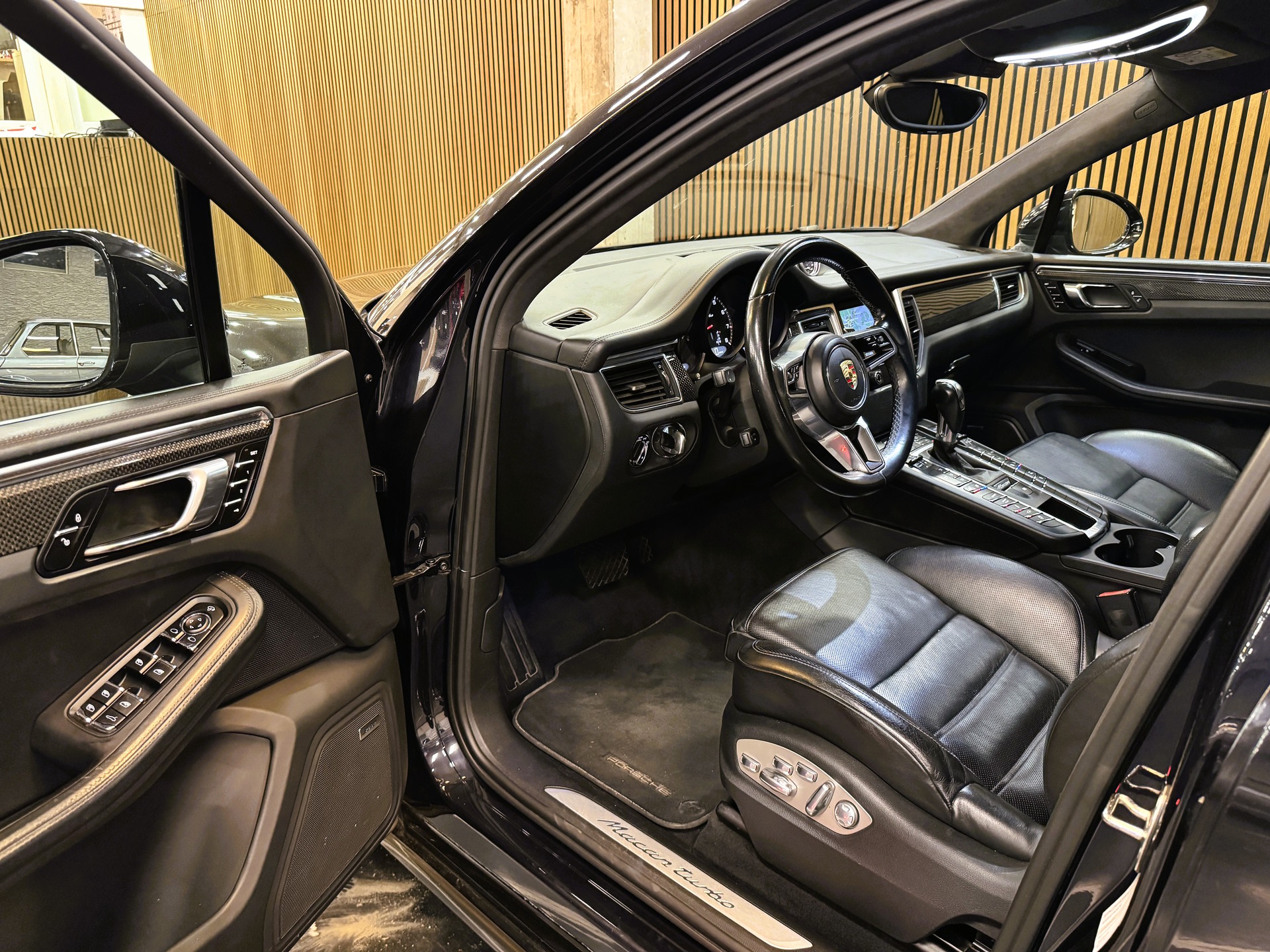 PORSCHE Macan Turbo PDK-image-8