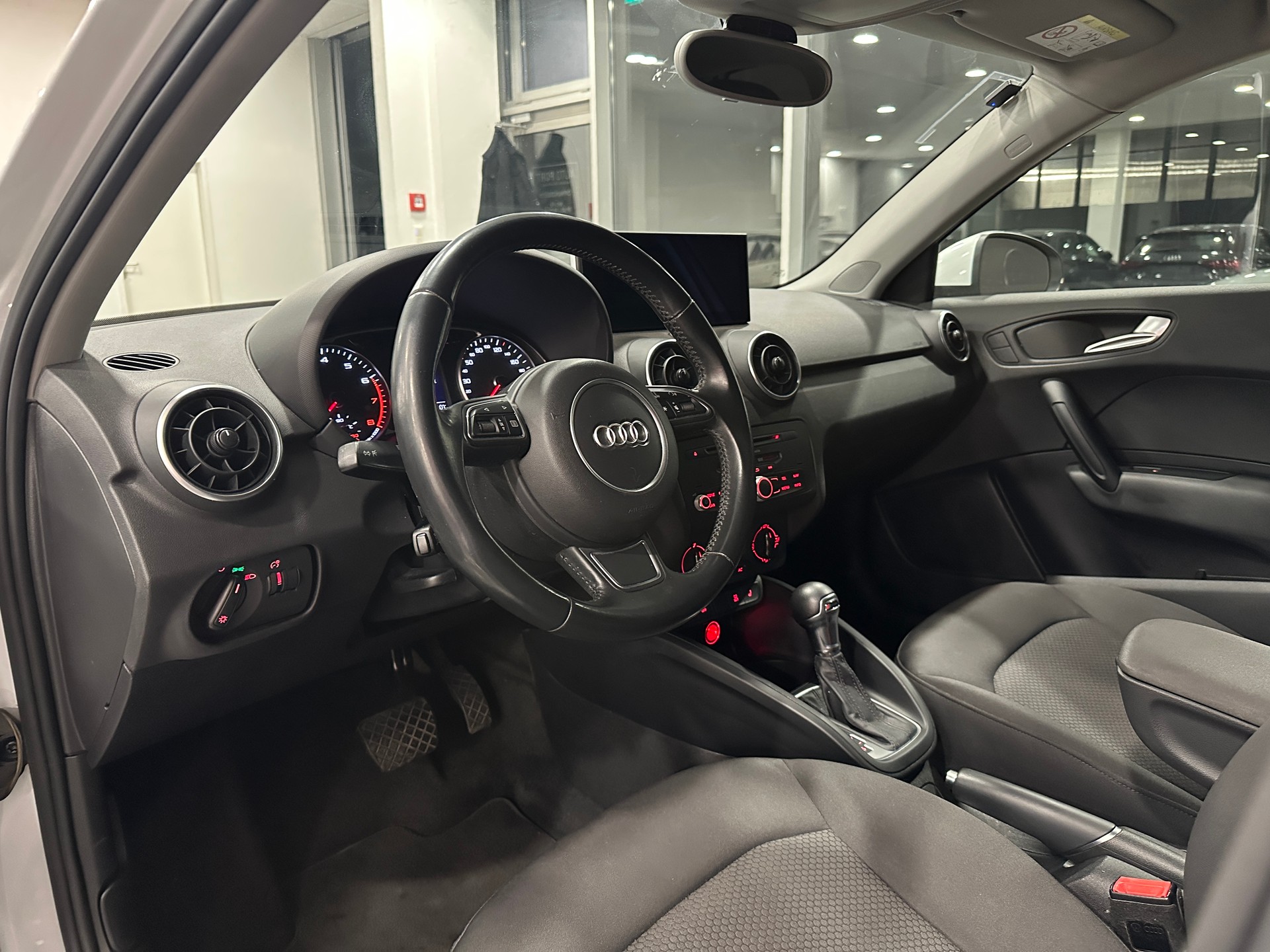 AUDI A1 Sportback 1.4 TFSI Attraction S-tronic-image-11