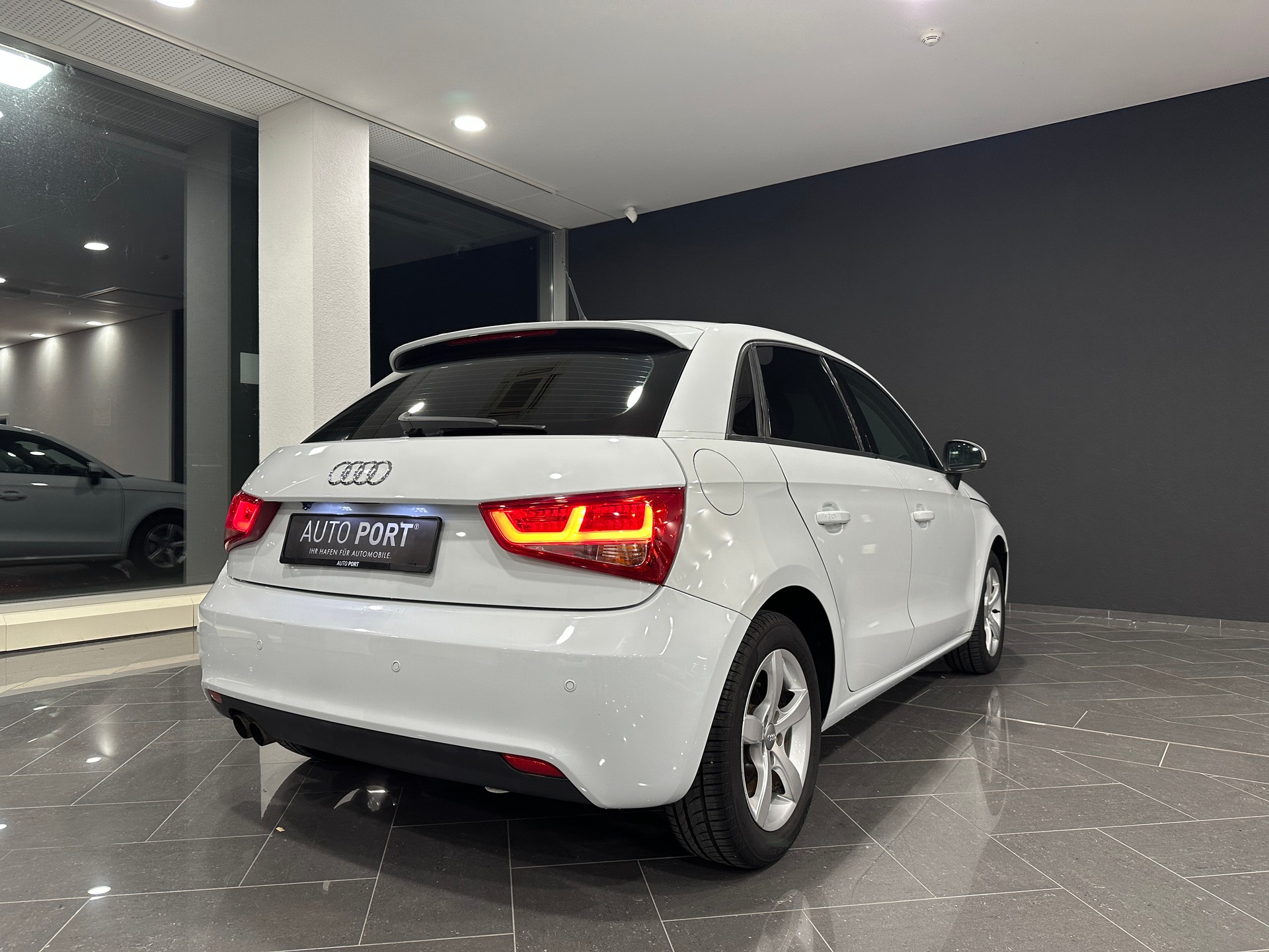 AUDI A1 Sportback 1.4 TFSI Attraction S-tronic-image-7
