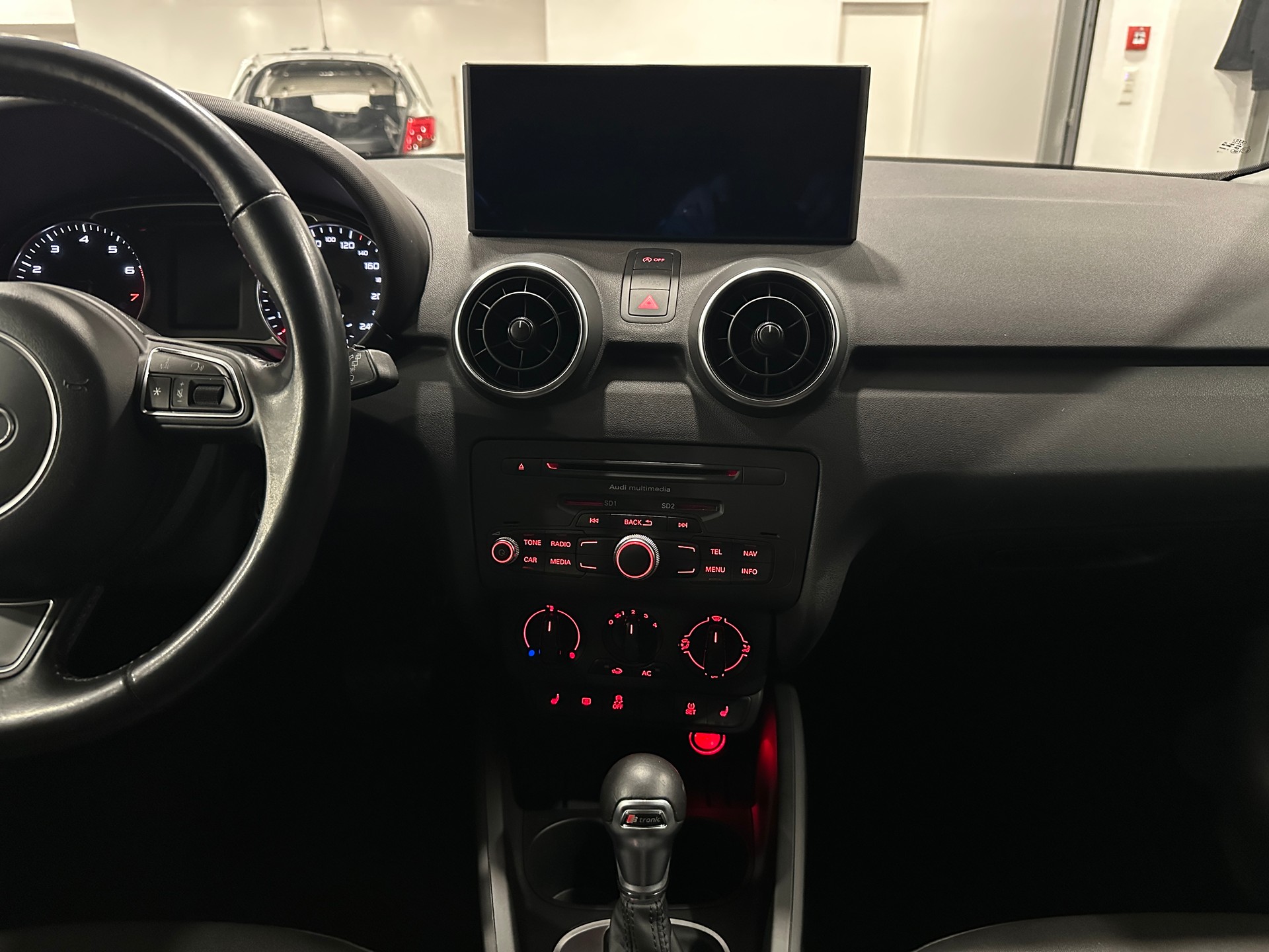 AUDI A1 Sportback 1.4 TFSI Attraction S-tronic-image-16