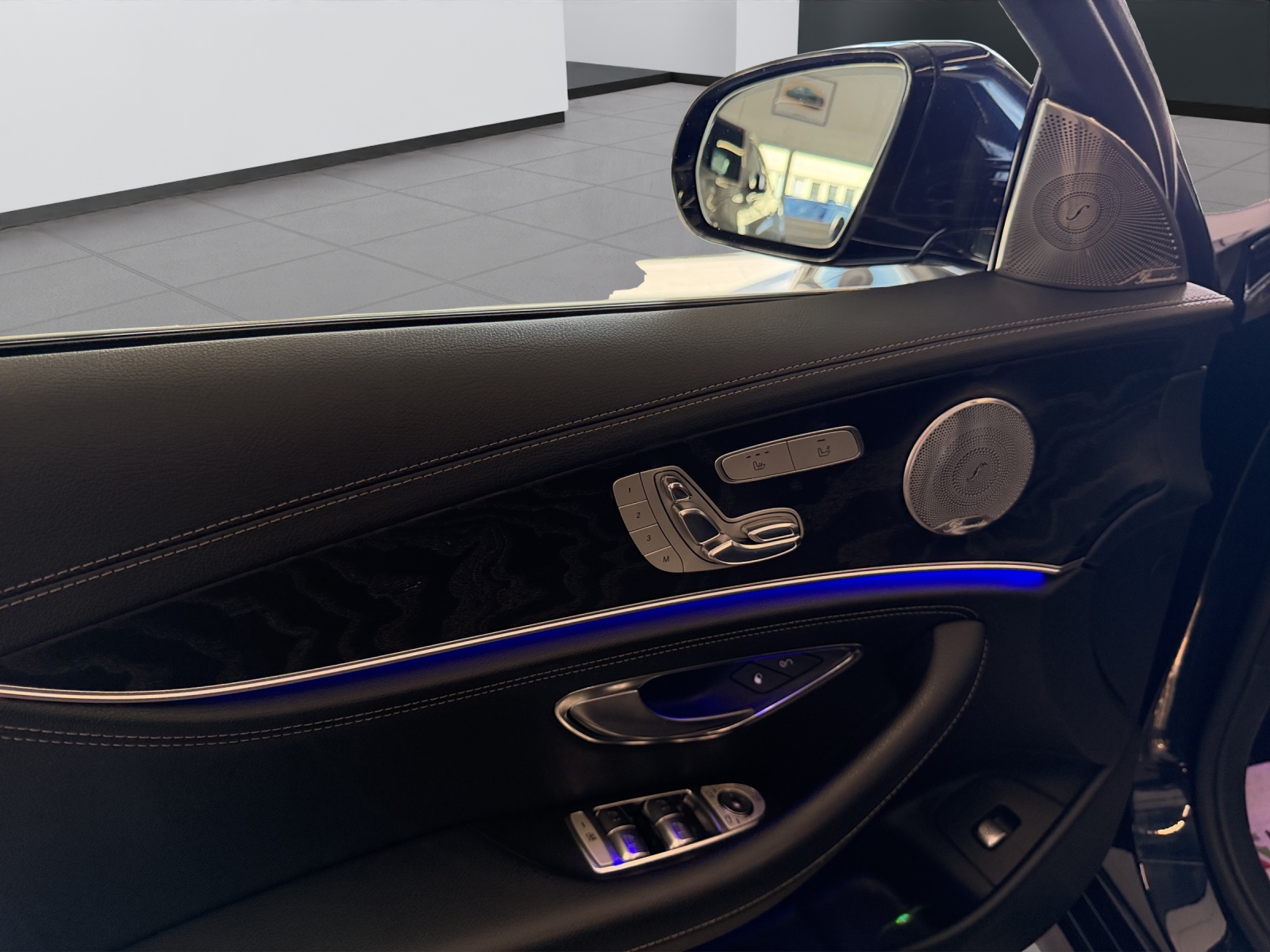 MERCEDES-BENZ E 400 AMG Line 4Matic 9G-Tronic-image-15