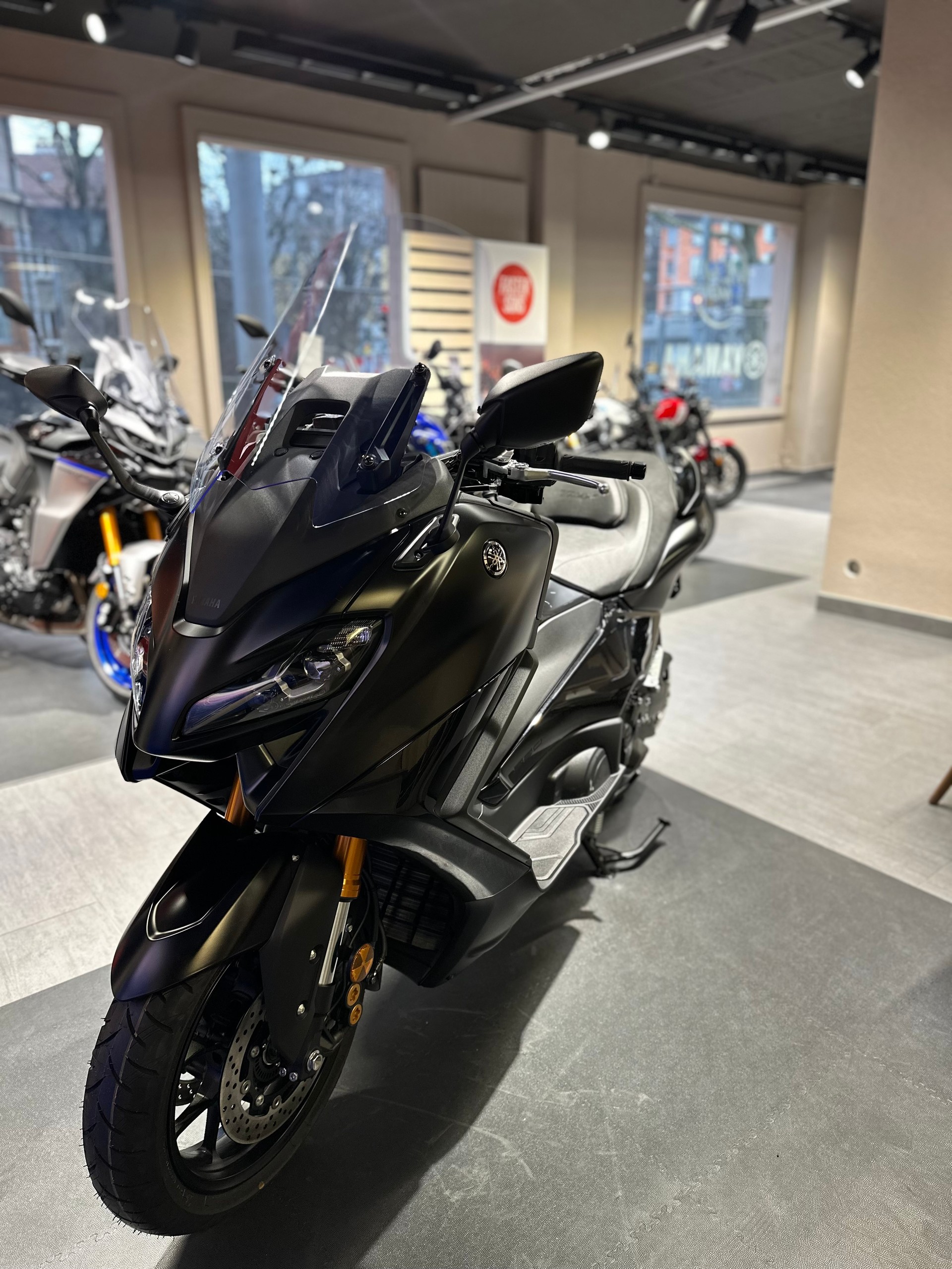 YAMAHA T-MAX Tech-Max XP 560-showroom-element-1