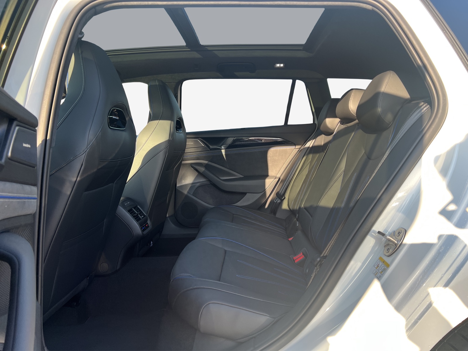 VW Passat Variant 2.0 TDI evo R-Line 4 Motion DSG-image-11