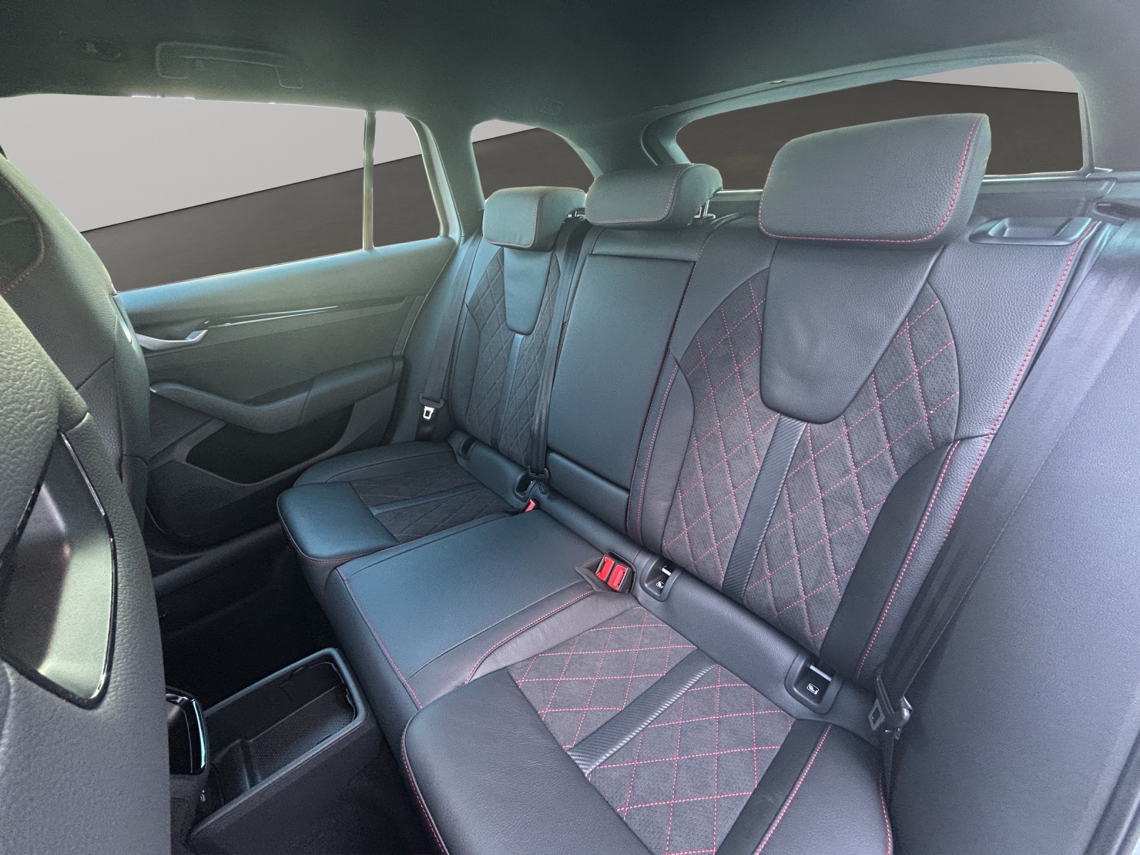 SKODA Octavia Combi 2.0 TSI DSG RS-image-8