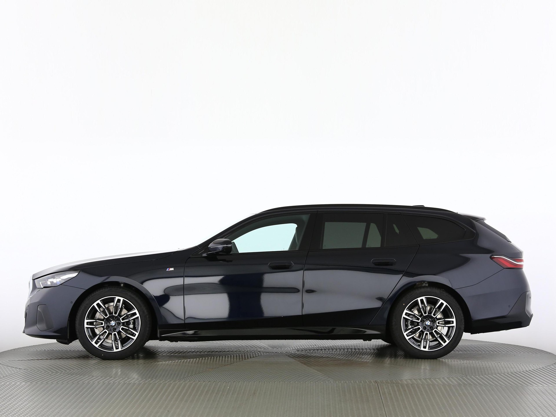 BMW 520d xDrive Touring-image-11