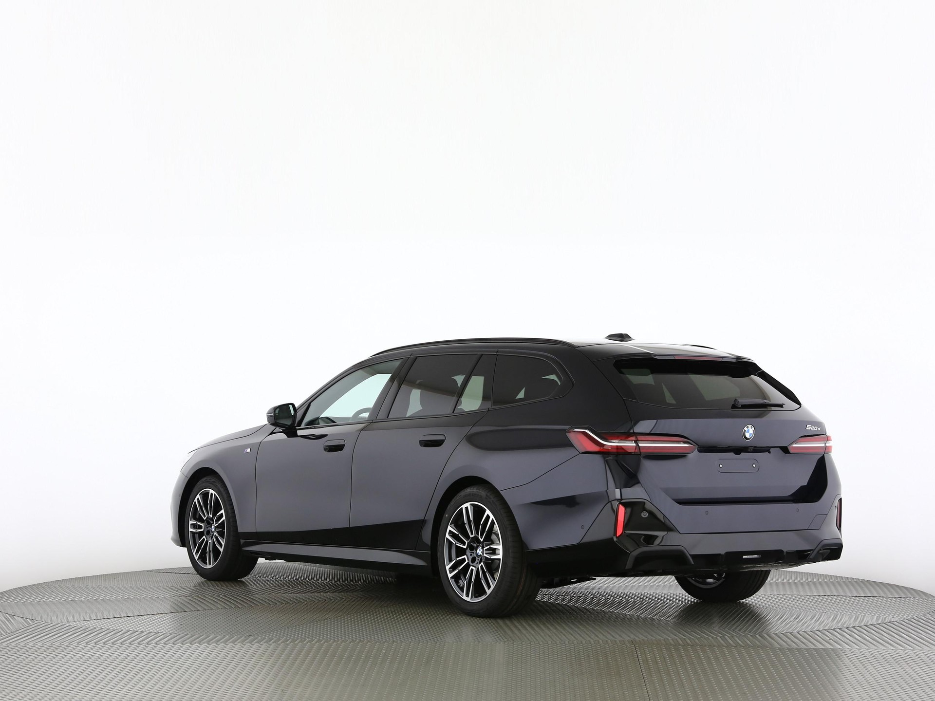 BMW 520d xDrive Touring-image-15