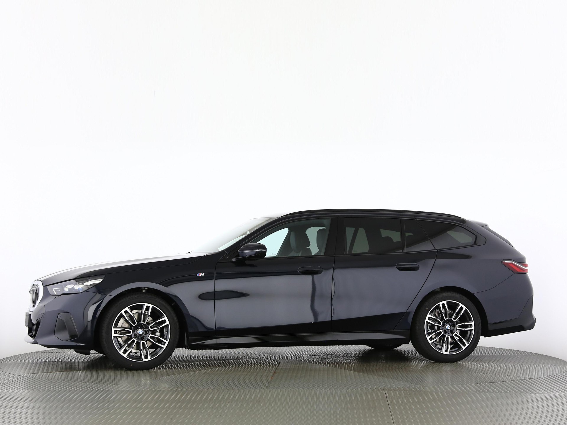 BMW 520d xDrive Touring-image-10