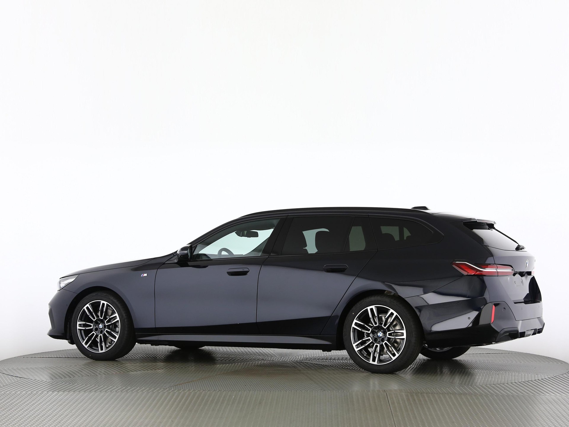 BMW 520d xDrive Touring-image-13