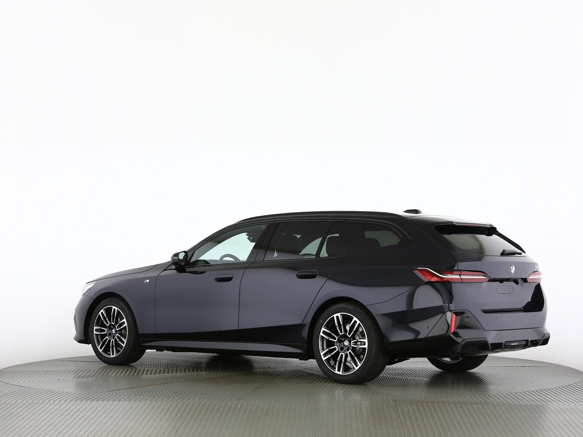 BMW 520d xDrive Touring-image-14