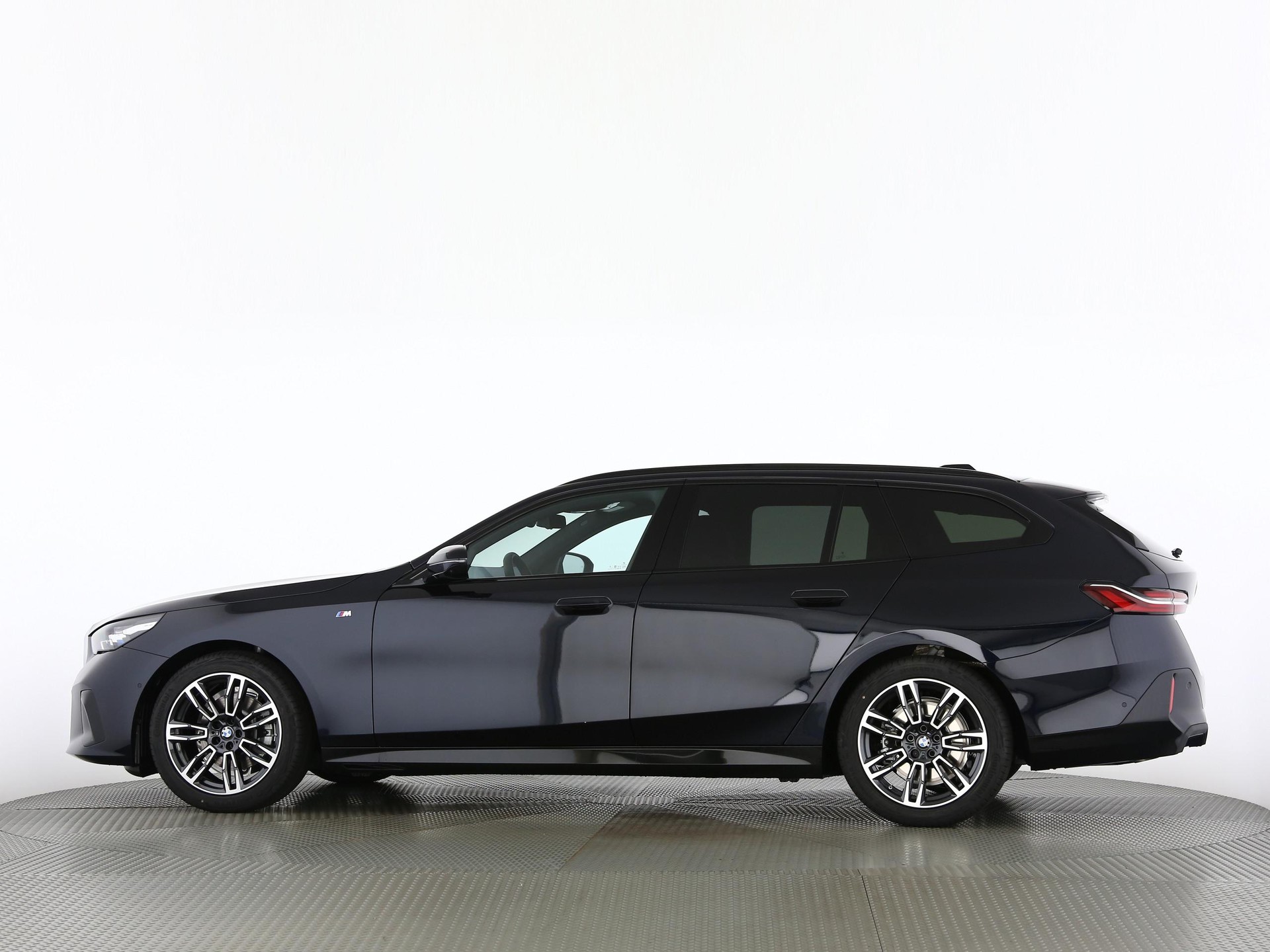 BMW 520d xDrive Touring-image-12