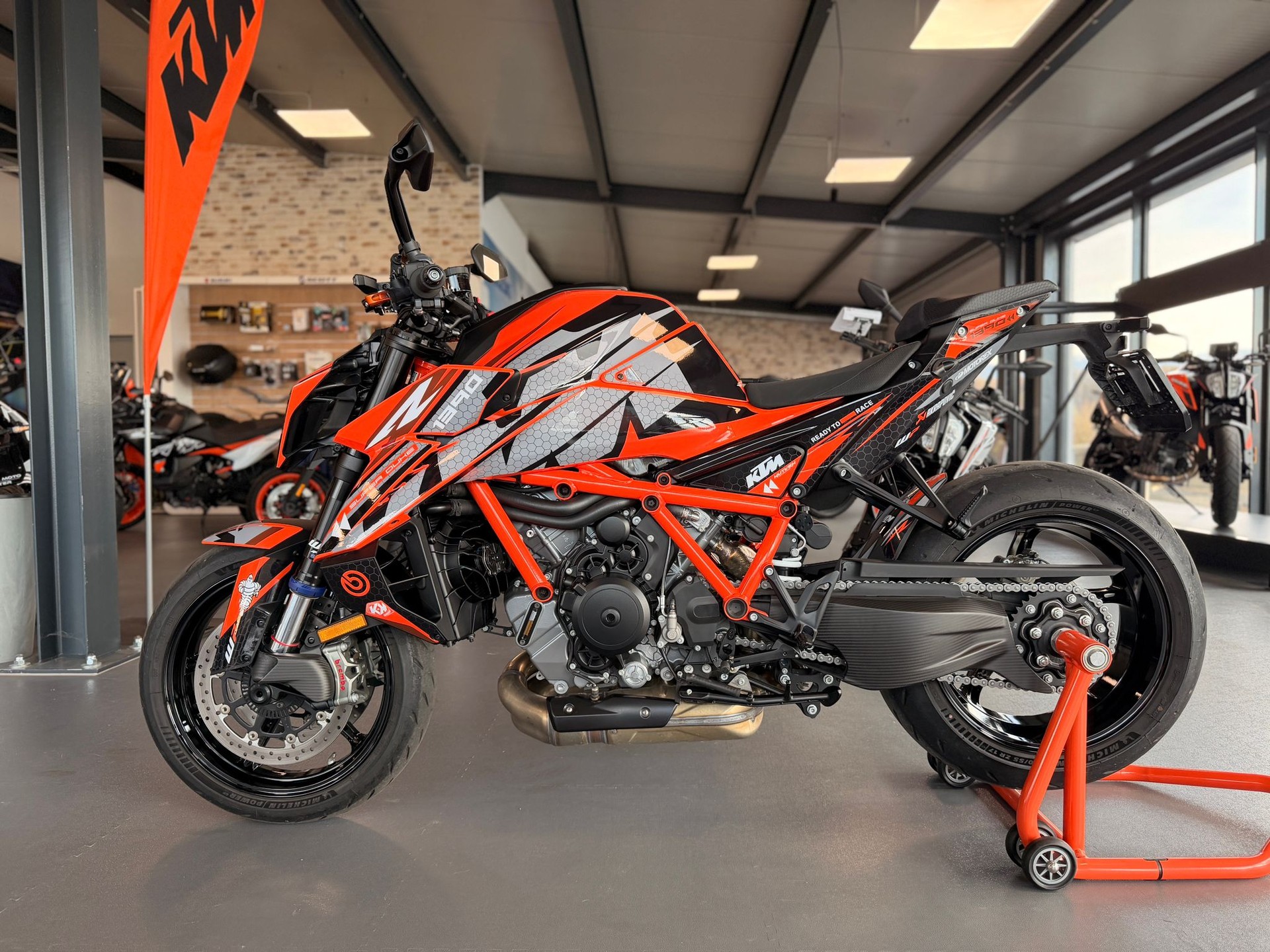 KTM 1390 Super Duke R EVO 2025-showroom-element-3