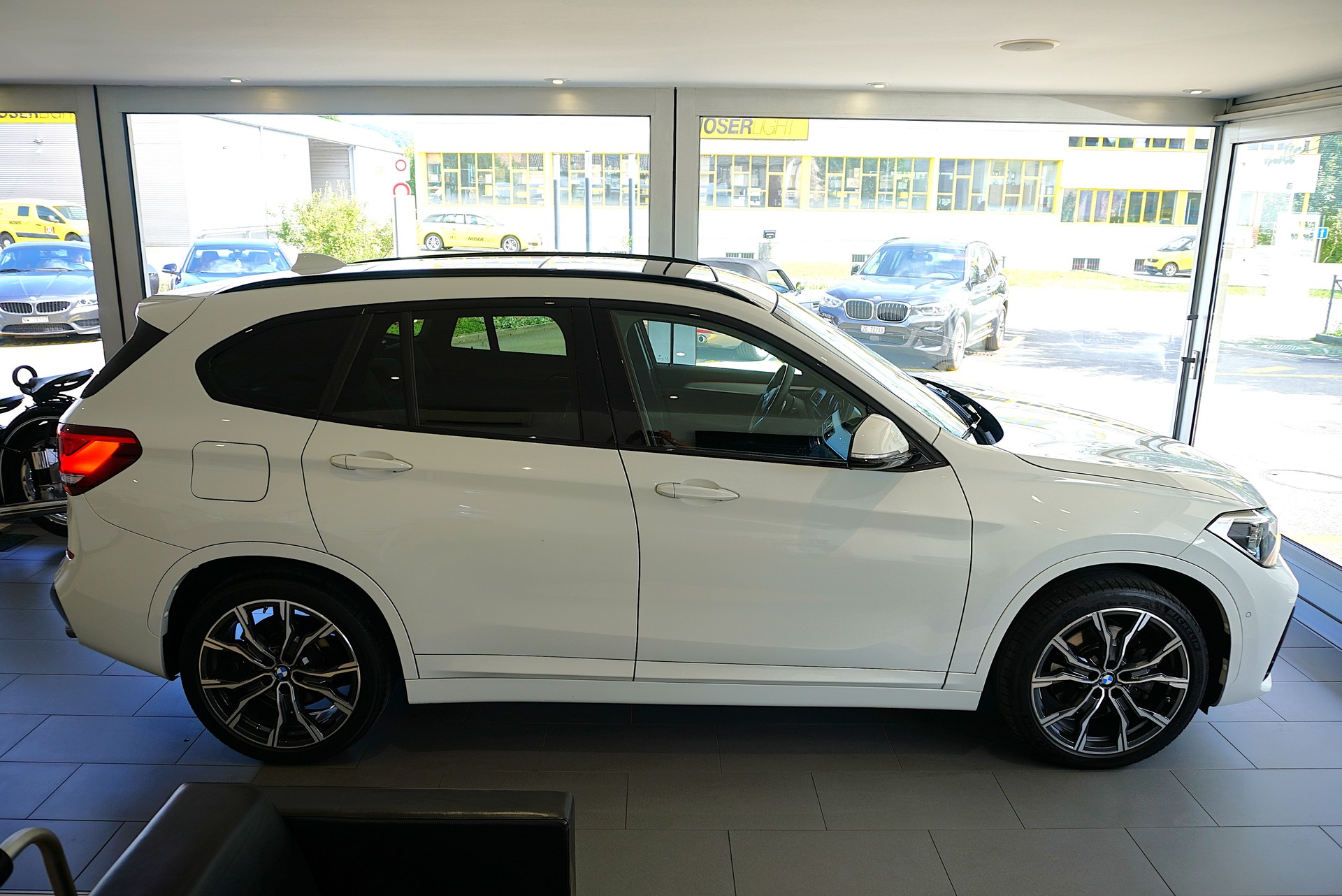 BMW X1 xDrive 25i M Sport Steptronic-showroom-element-3