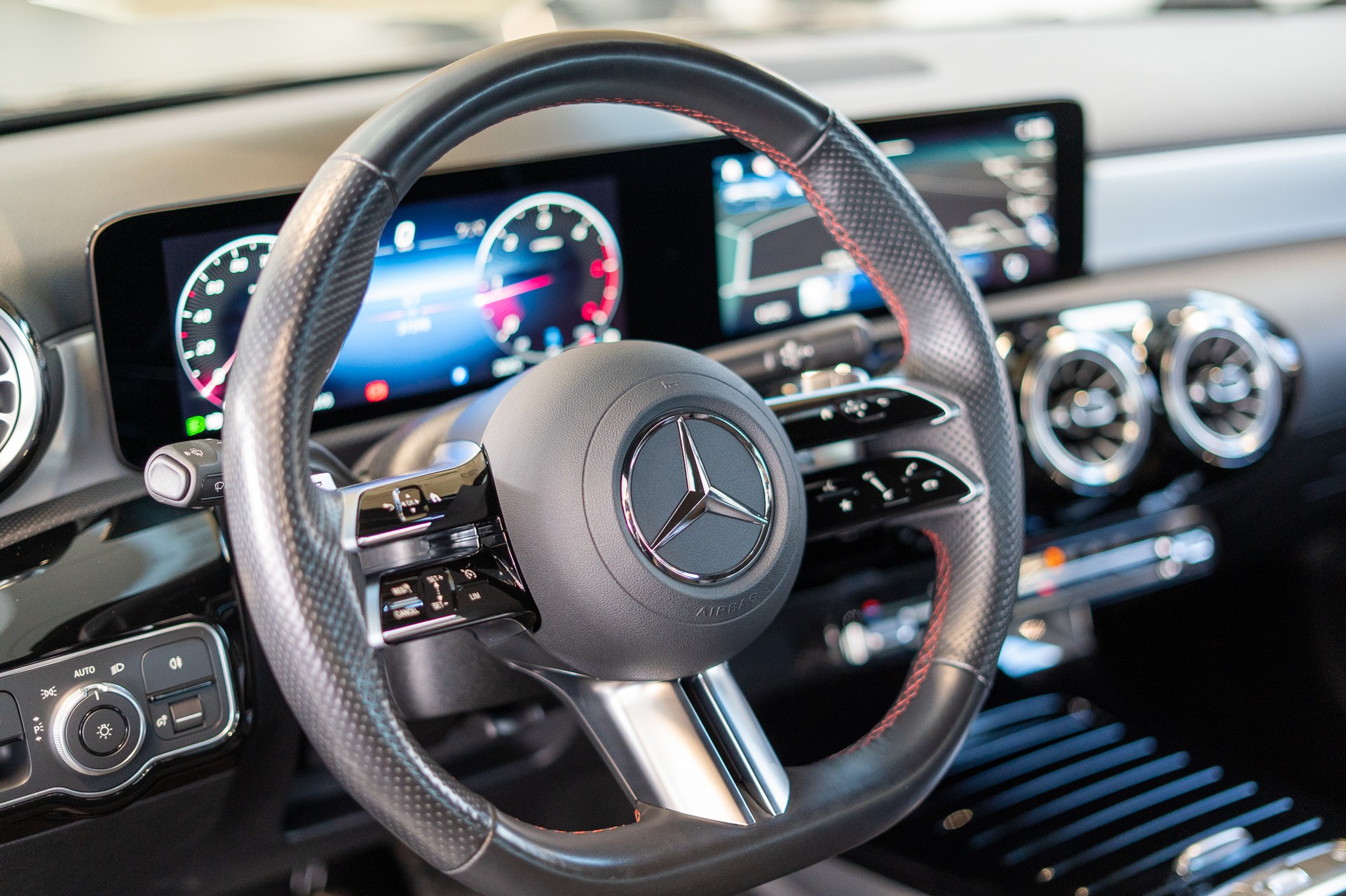 MERCEDES-BENZ A 200 d AMG Line Limousine / Facelift / Rückfahrkamera / Ambientebeleuchtung-image-8