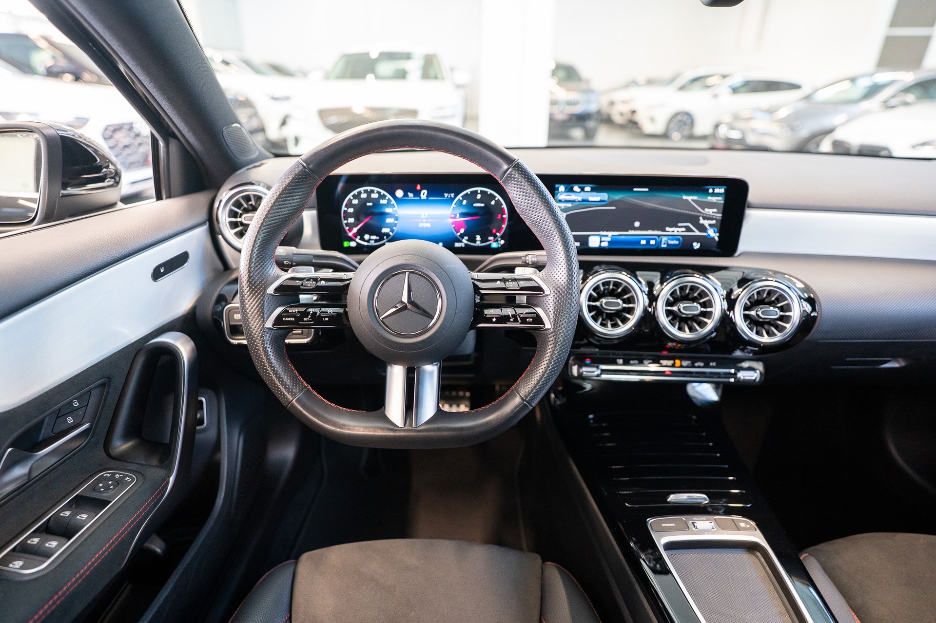 MERCEDES-BENZ A 200 d AMG Line Limousine / Facelift / Rückfahrkamera / Ambientebeleuchtung-image-14