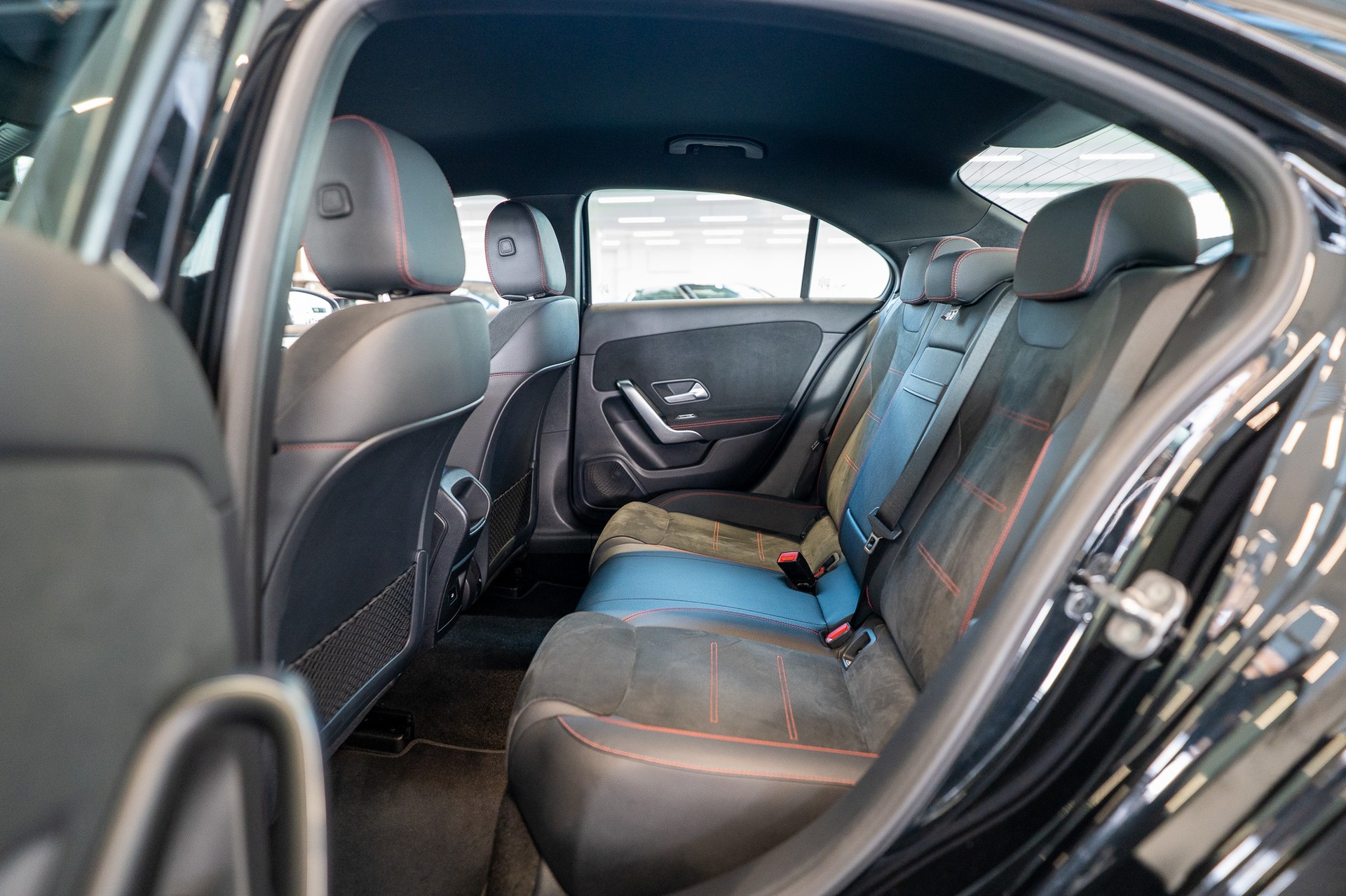 MERCEDES-BENZ A 200 d AMG Line Limousine / Facelift / Rückfahrkamera / Ambientebeleuchtung-image-10