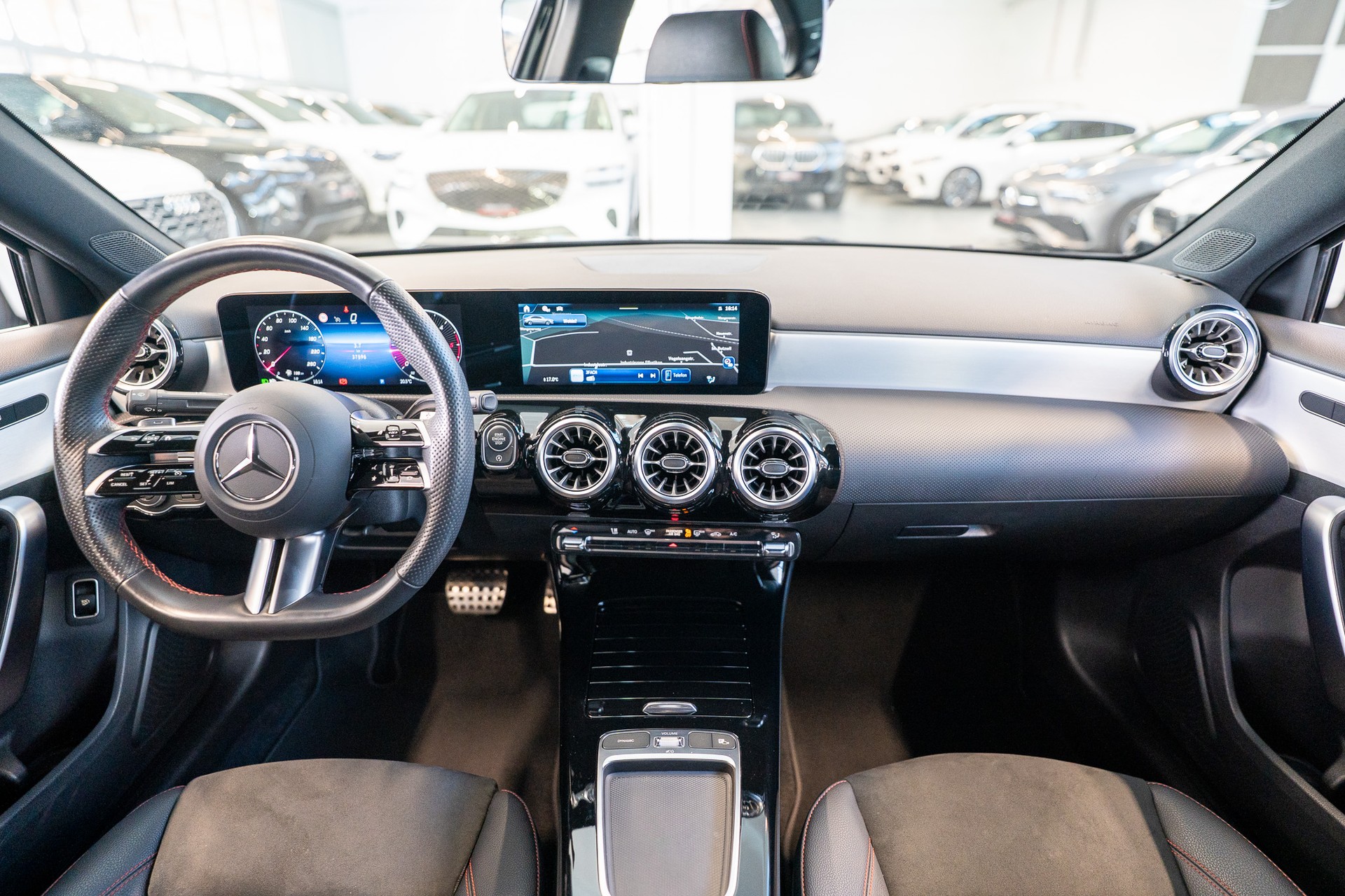 MERCEDES-BENZ A 200 d AMG Line Limousine / Facelift / Rückfahrkamera / Ambientebeleuchtung-image-13