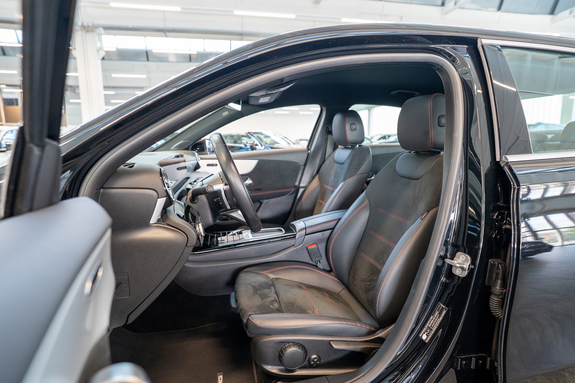 MERCEDES-BENZ A 200 d AMG Line Limousine / Facelift / Rückfahrkamera / Ambientebeleuchtung-image-7
