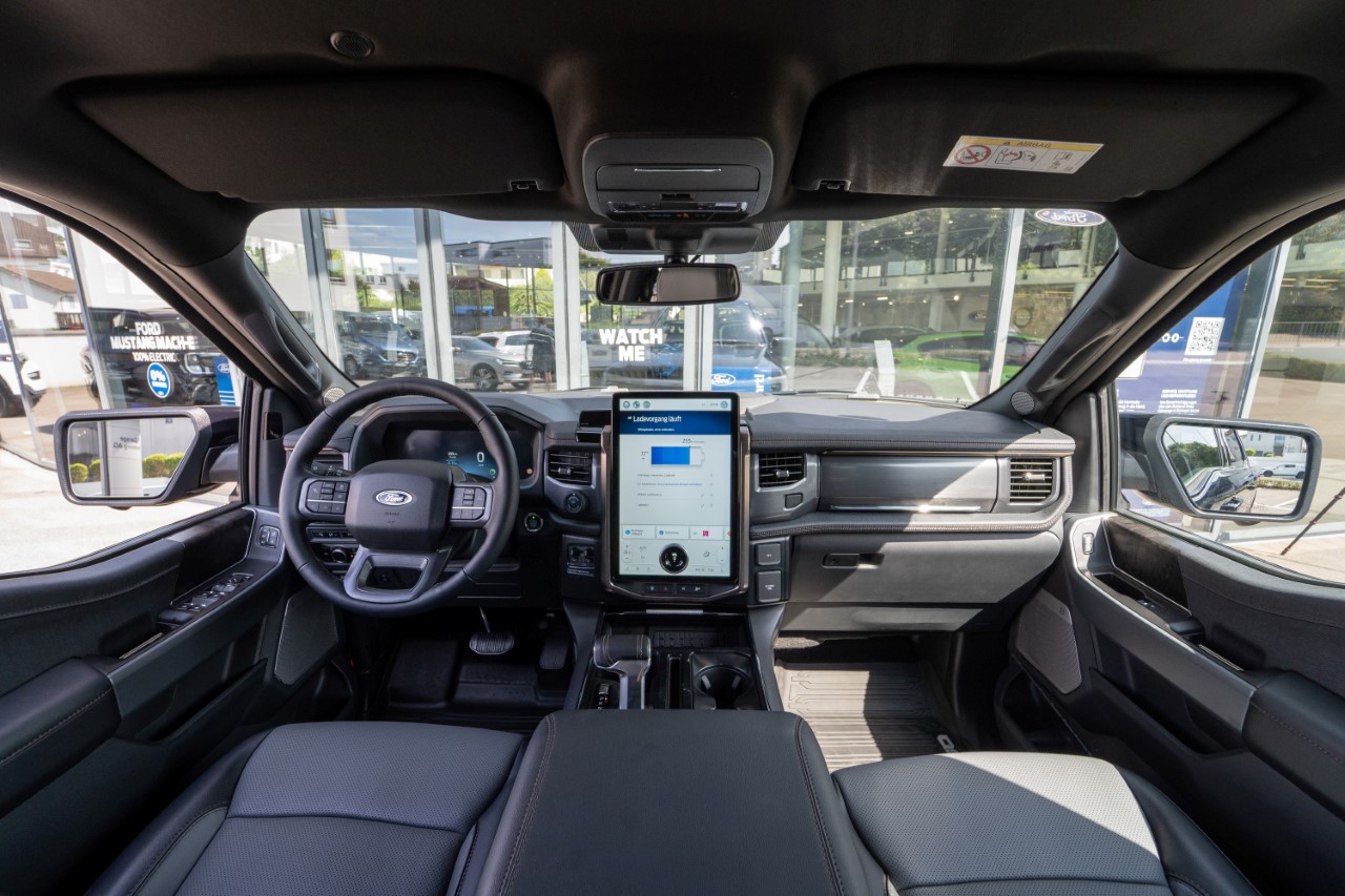FORD F-150 Lightning DKab.Pick-up 98 kWh Lariat Launch Edition-image-5