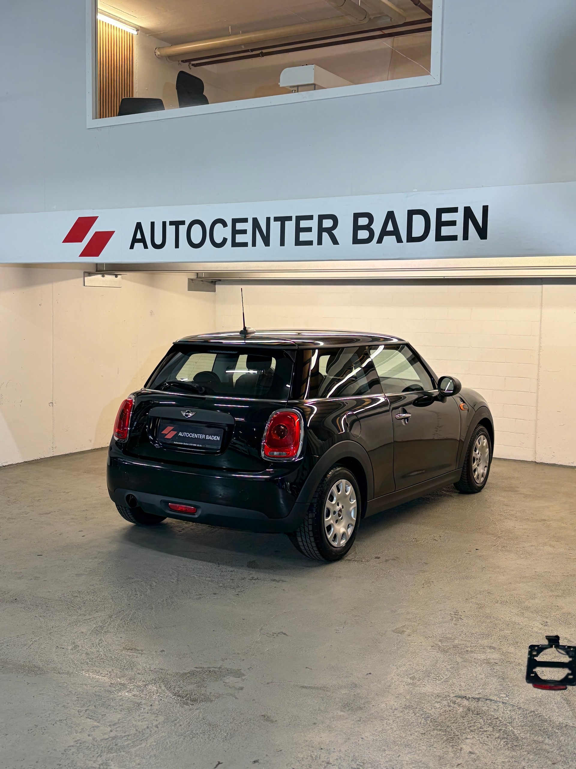 MINI One First-showroom-element-3