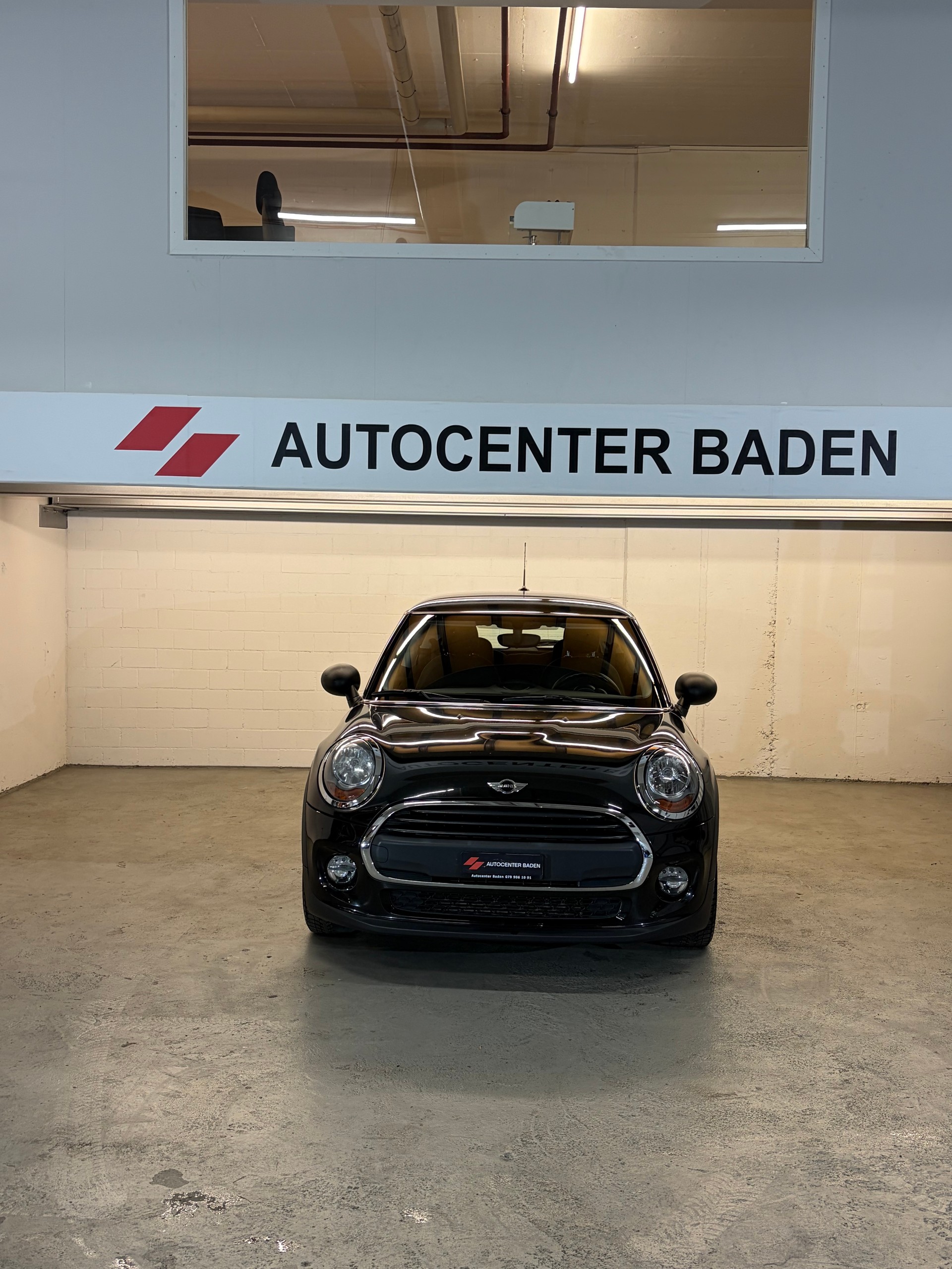 MINI One First-showroom-element-1