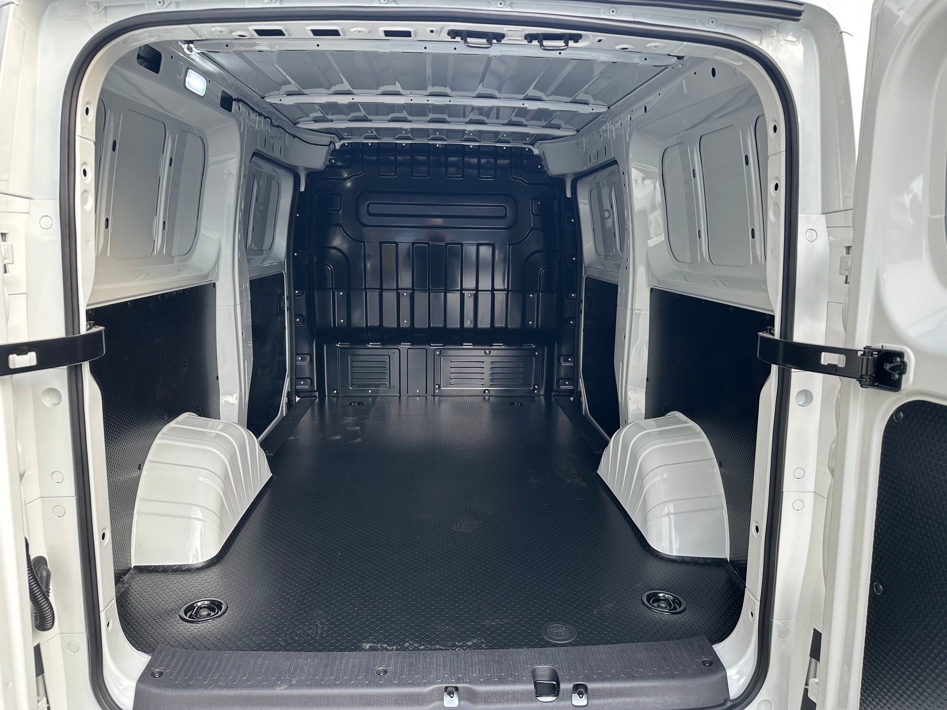 MAXUS eDeliver 5 L1 64kWh-image-6