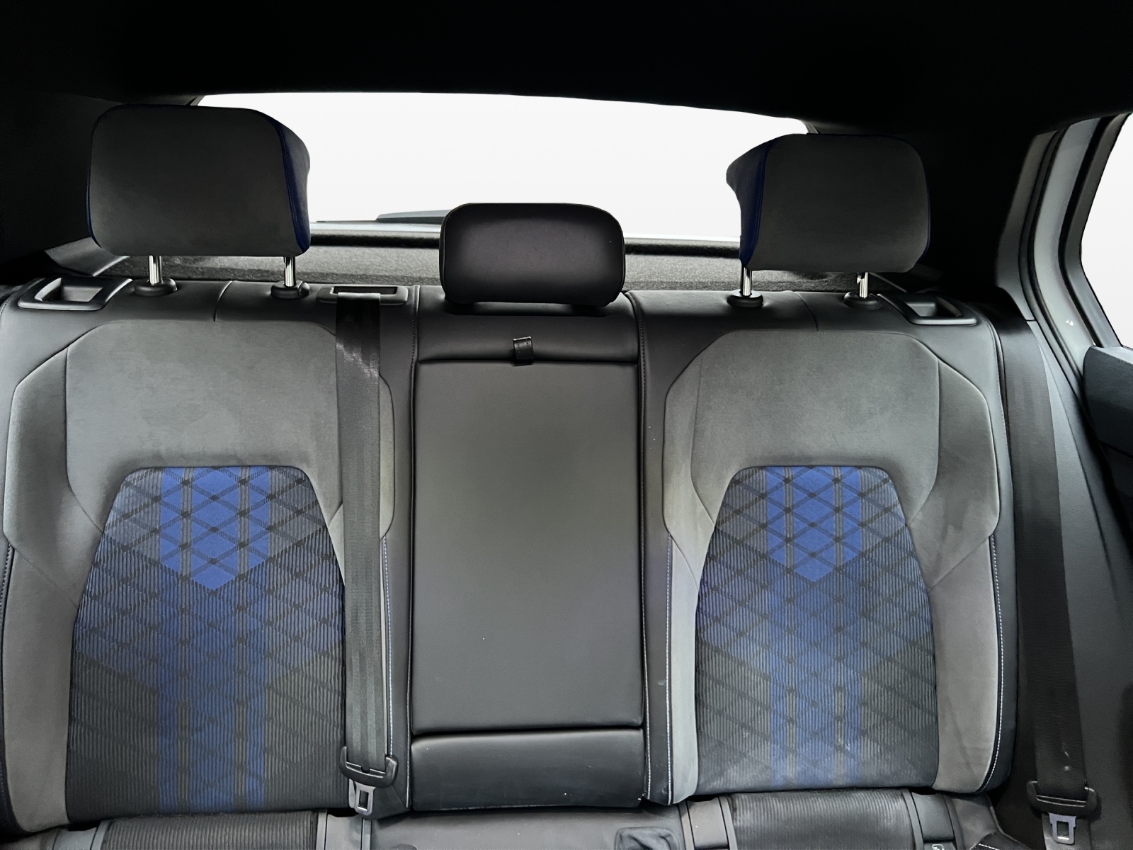 VW Golf 2.0 TSI R DSG 4Motion-image-17