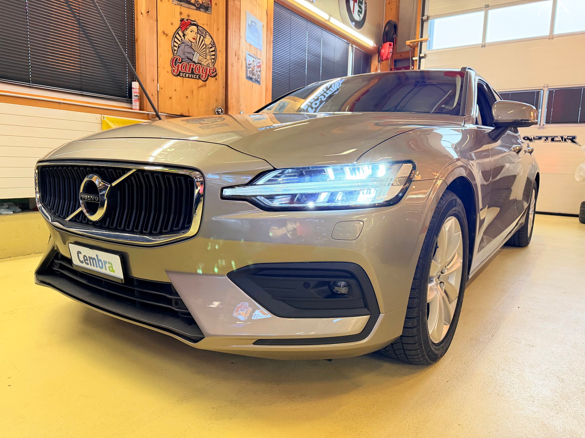 VOLVO V60 B3 MILD HYBRID "MOMENTUM" AUTOMAT. CH WAGEN. TOP GEPFLEGT.-image-10