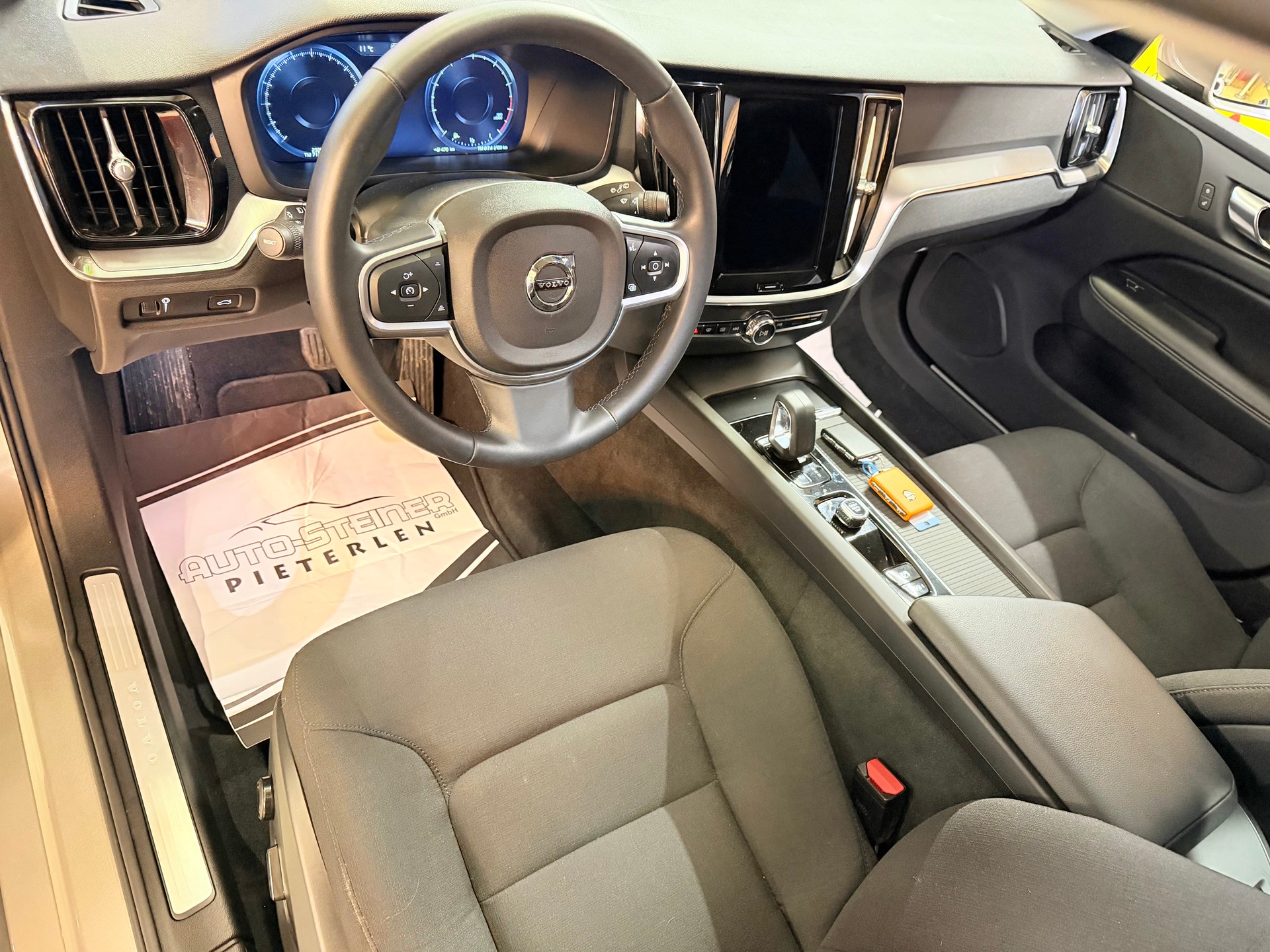 VOLVO V60 B3 MILD HYBRID "MOMENTUM" AUTOMAT. CH WAGEN. TOP GEPFLEGT.-image-14