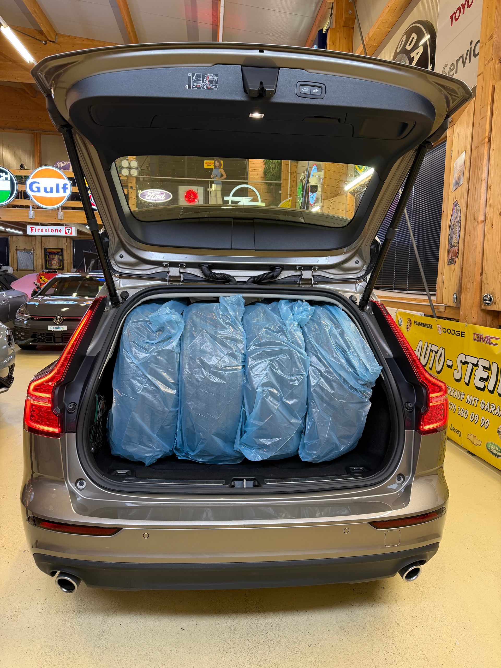 VOLVO V60 B3 MILD HYBRID "MOMENTUM" AUTOMAT. CH WAGEN. TOP GEPFLEGT.-image-17