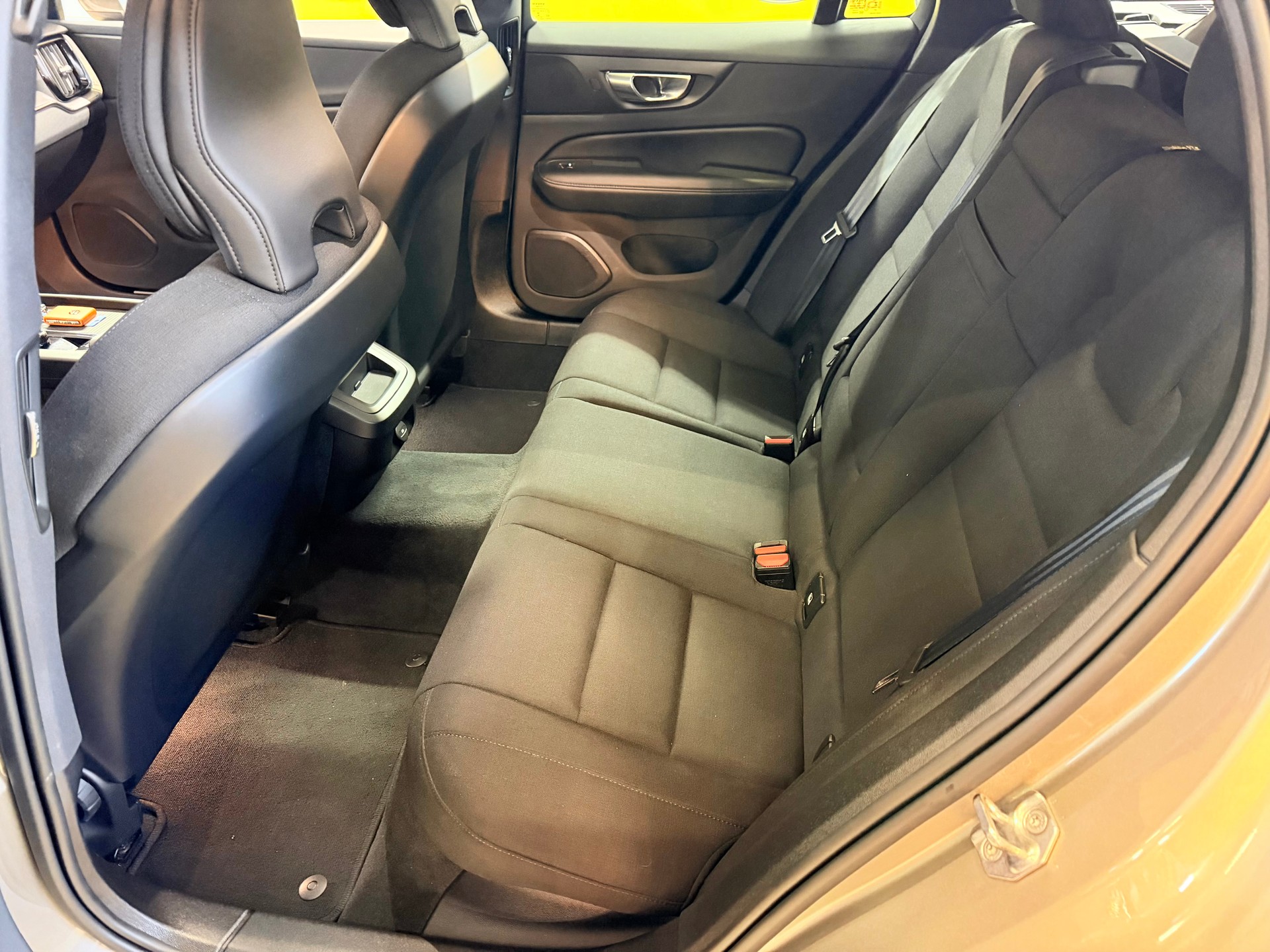 VOLVO V60 B3 MILD HYBRID "MOMENTUM" AUTOMAT. CH WAGEN. TOP GEPFLEGT.-image-5