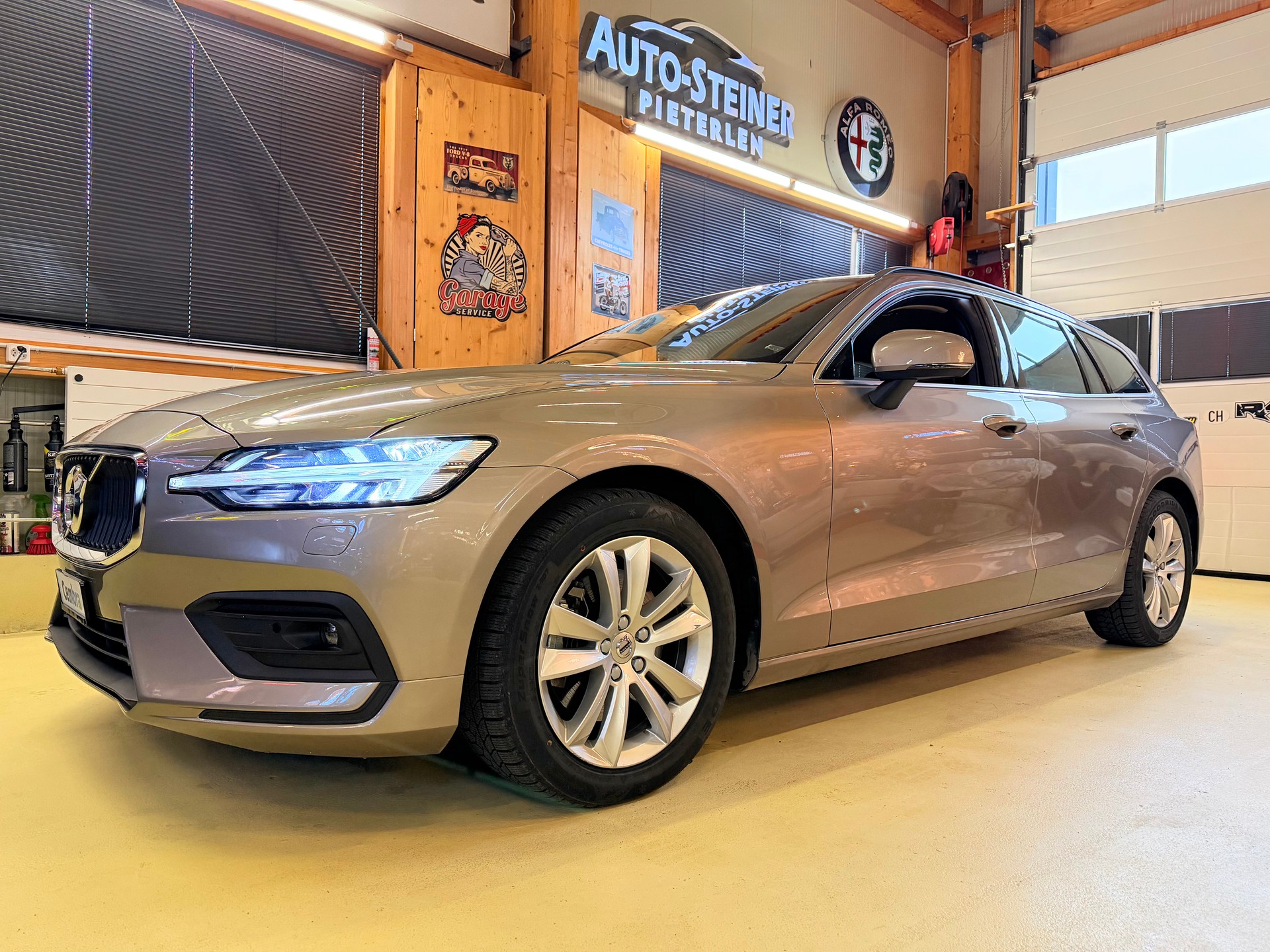 VOLVO V60 B3 MILD HYBRID "MOMENTUM" AUTOMAT. CH WAGEN. TOP GEPFLEGT.-showroom-element-1