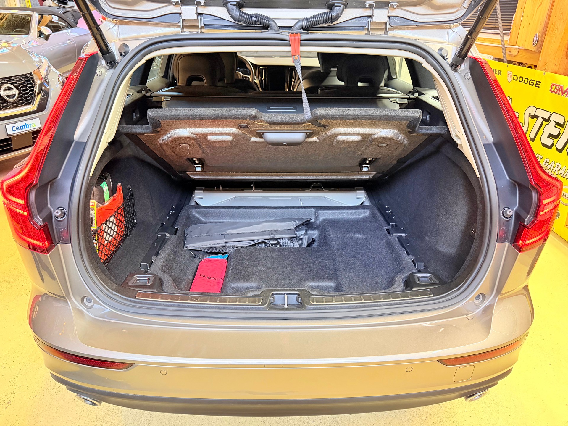 VOLVO V60 B3 MILD HYBRID "MOMENTUM" AUTOMAT. CH WAGEN. TOP GEPFLEGT.-image-18