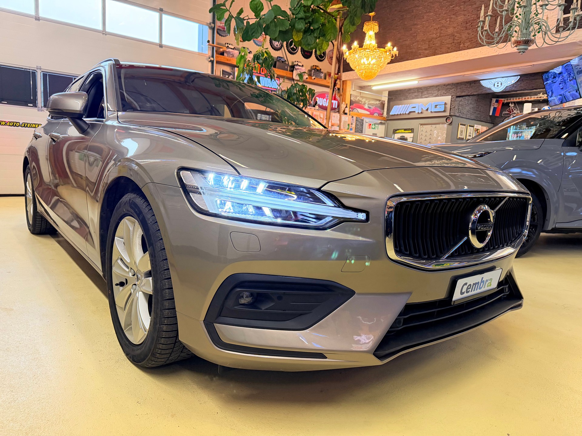 VOLVO V60 B3 MILD HYBRID "MOMENTUM" AUTOMAT. CH WAGEN. TOP GEPFLEGT.