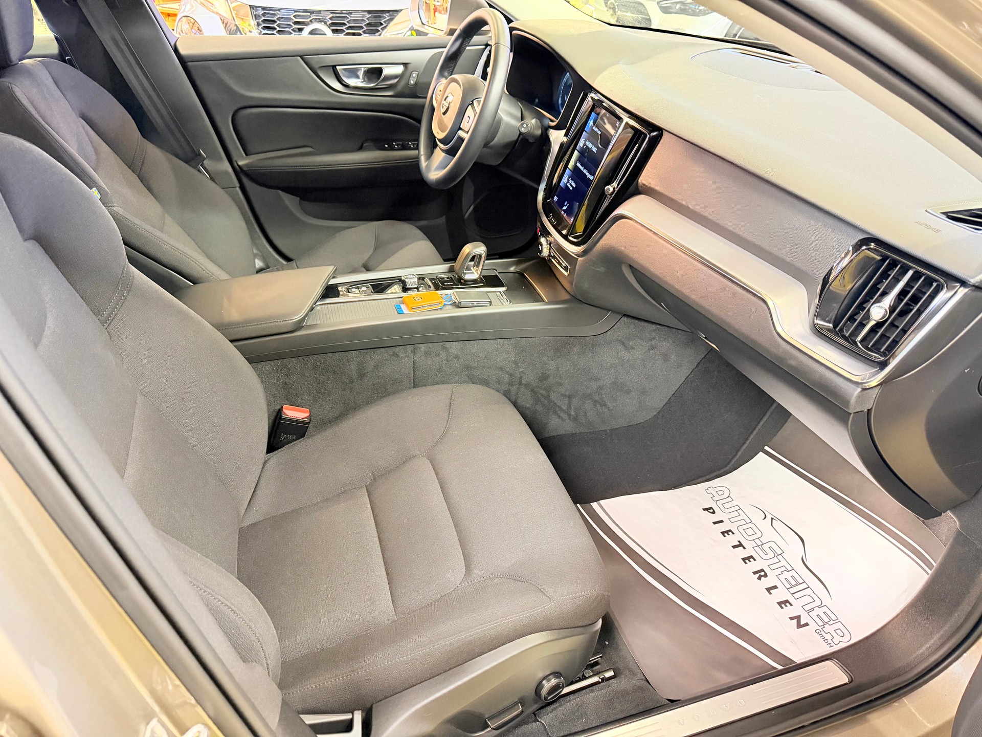 VOLVO V60 B3 MILD HYBRID "MOMENTUM" AUTOMAT. CH WAGEN. TOP GEPFLEGT.-showroom-element-3