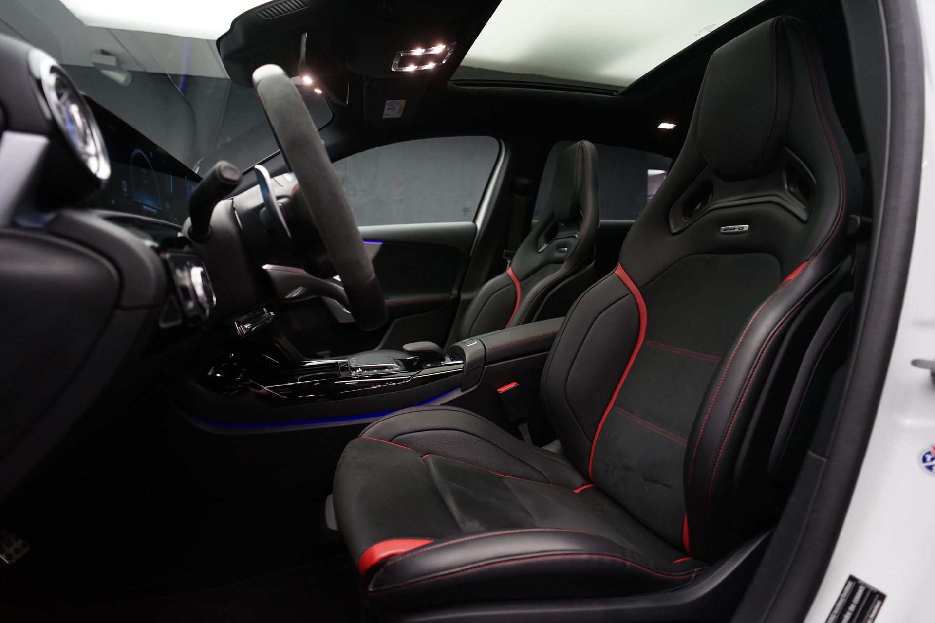 MERCEDES-BENZ A 45 S AMG 4Matic+ Speedshift *CH-Fahrzeug* *Performance Sitze* *Panorama*-image-15