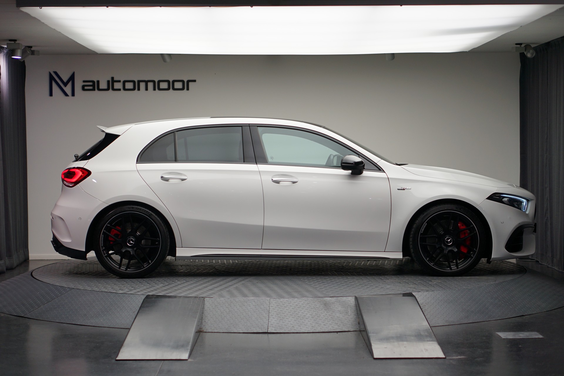 MERCEDES-BENZ A 45 S AMG 4Matic+ Speedshift *CH-Fahrzeug* *Performance Sitze* *Panorama*-image-3
