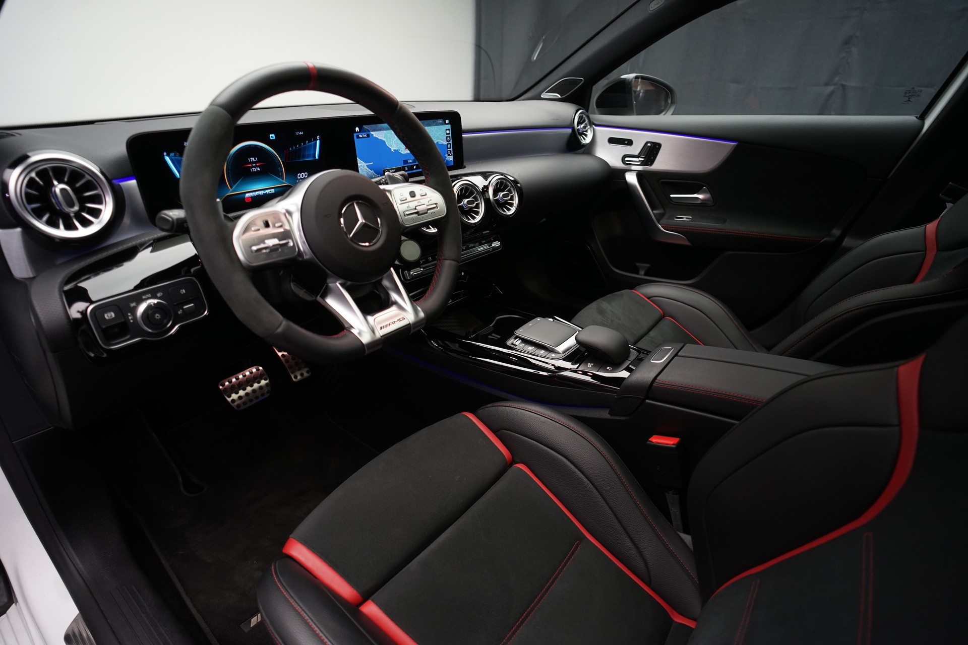 MERCEDES-BENZ A 45 S AMG 4Matic+ Speedshift *CH-Fahrzeug* *Performance Sitze* *Panorama*-image-13