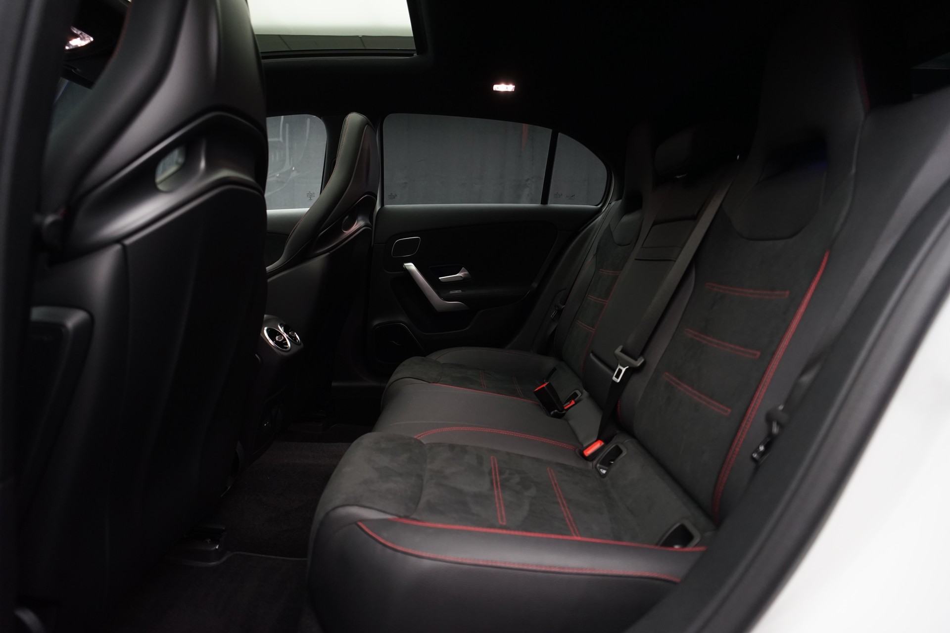 MERCEDES-BENZ A 45 S AMG 4Matic+ Speedshift *CH-Fahrzeug* *Performance Sitze* *Panorama*-image-18