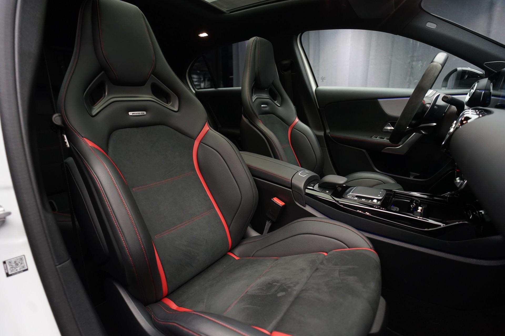 MERCEDES-BENZ A 45 S AMG 4Matic+ Speedshift *CH-Fahrzeug* *Performance Sitze* *Panorama*-image-16