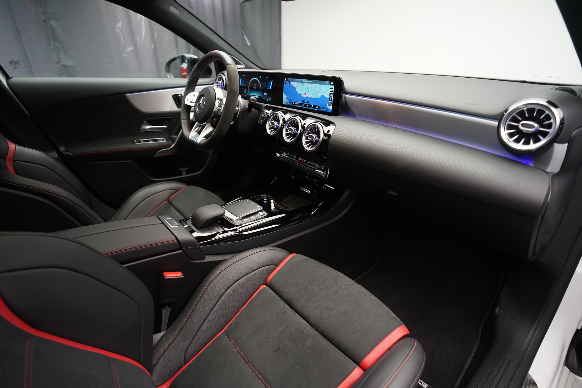 MERCEDES-BENZ A 45 S AMG 4Matic+ Speedshift *CH-Fahrzeug* *Performance Sitze* *Panorama*-image-14