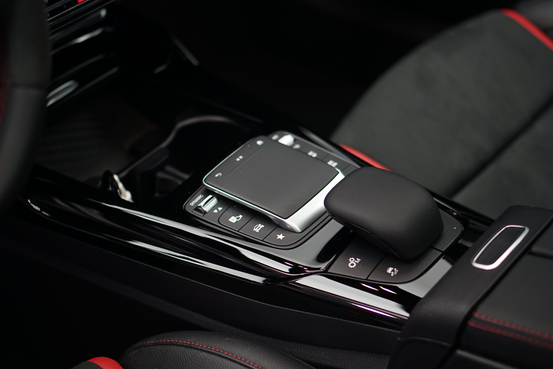 MERCEDES-BENZ A 45 S AMG 4Matic+ Speedshift *CH-Fahrzeug* *Performance Sitze* *Panorama*-image-26