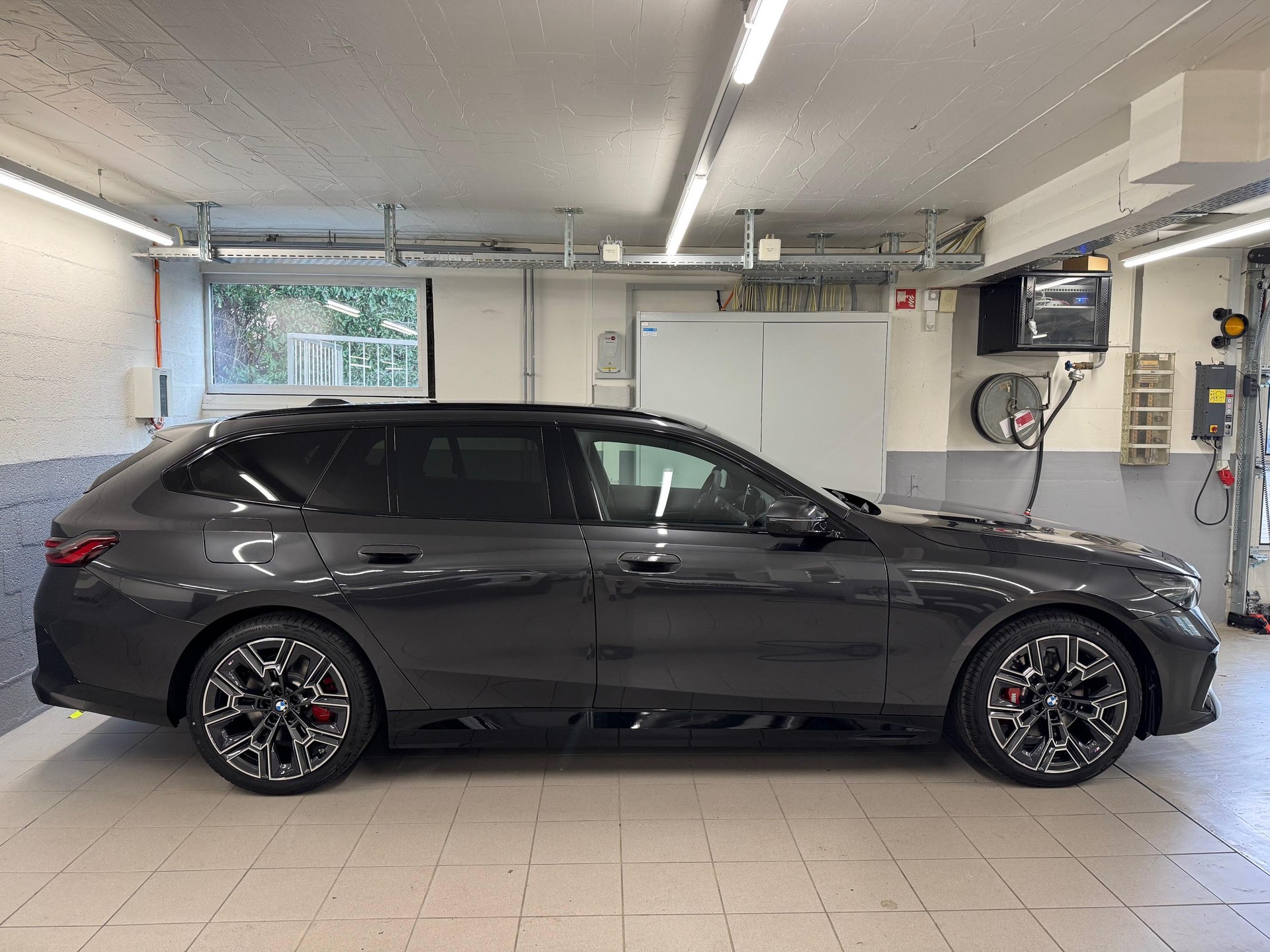 BMW 530e xDrive Touring-image-2