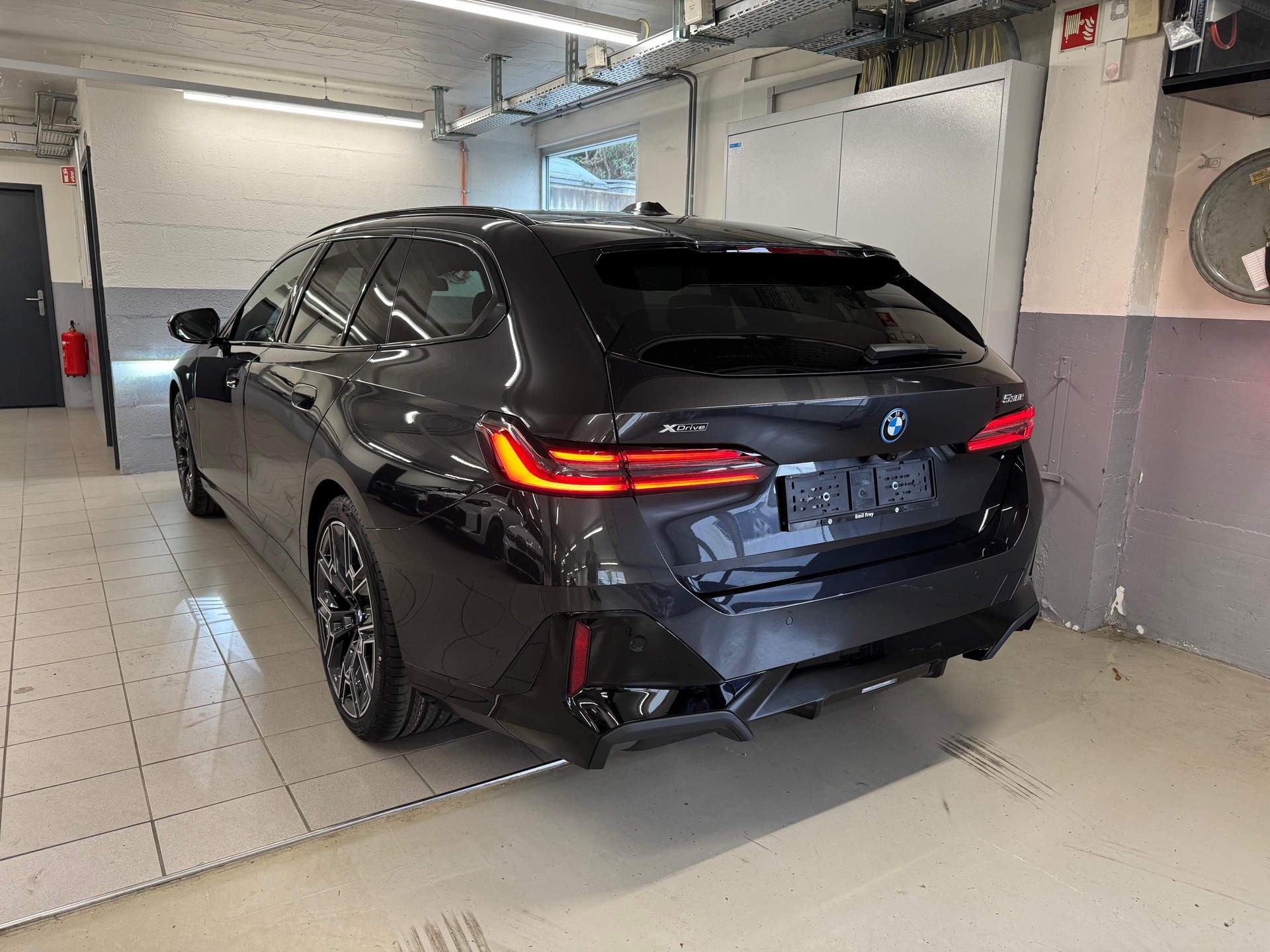 BMW 530e xDrive Touring-image-3