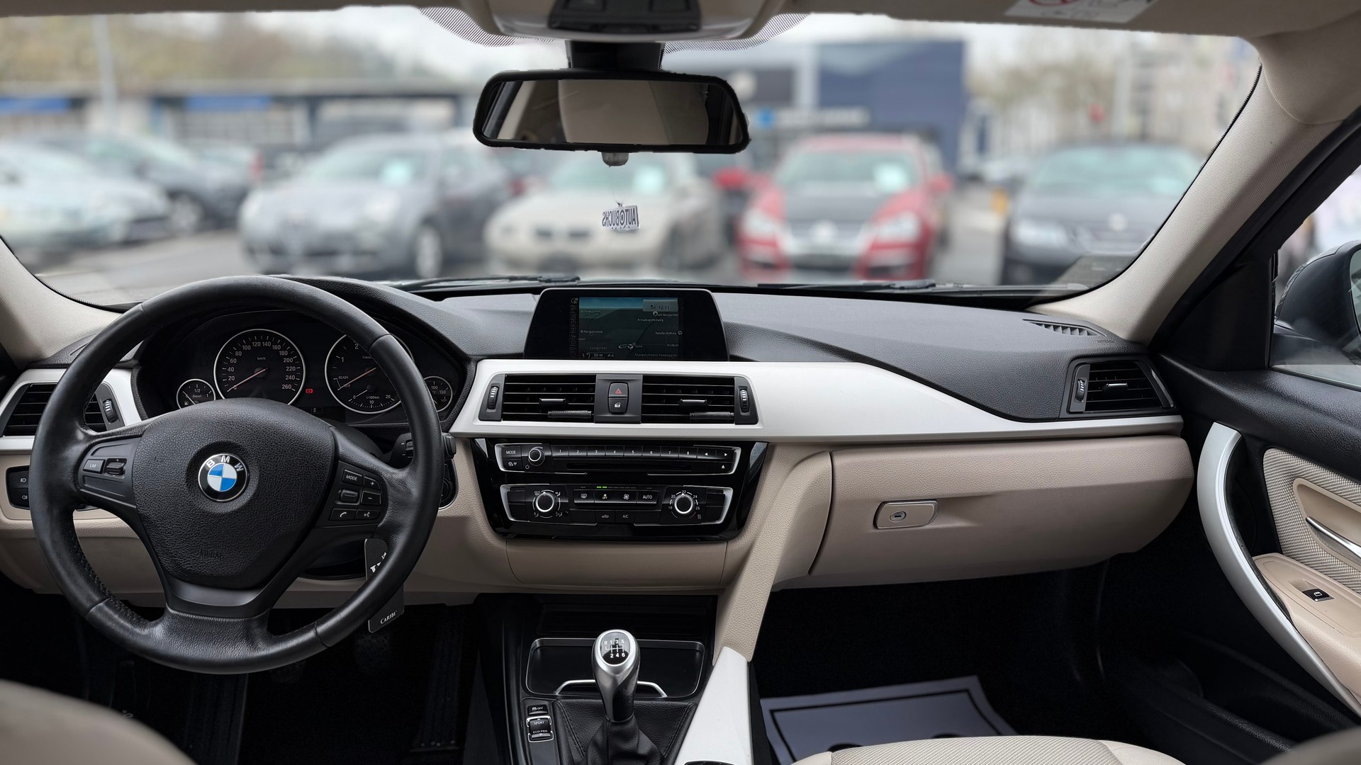 BMW 320d xDrive Touring Luxury Line-image-8
