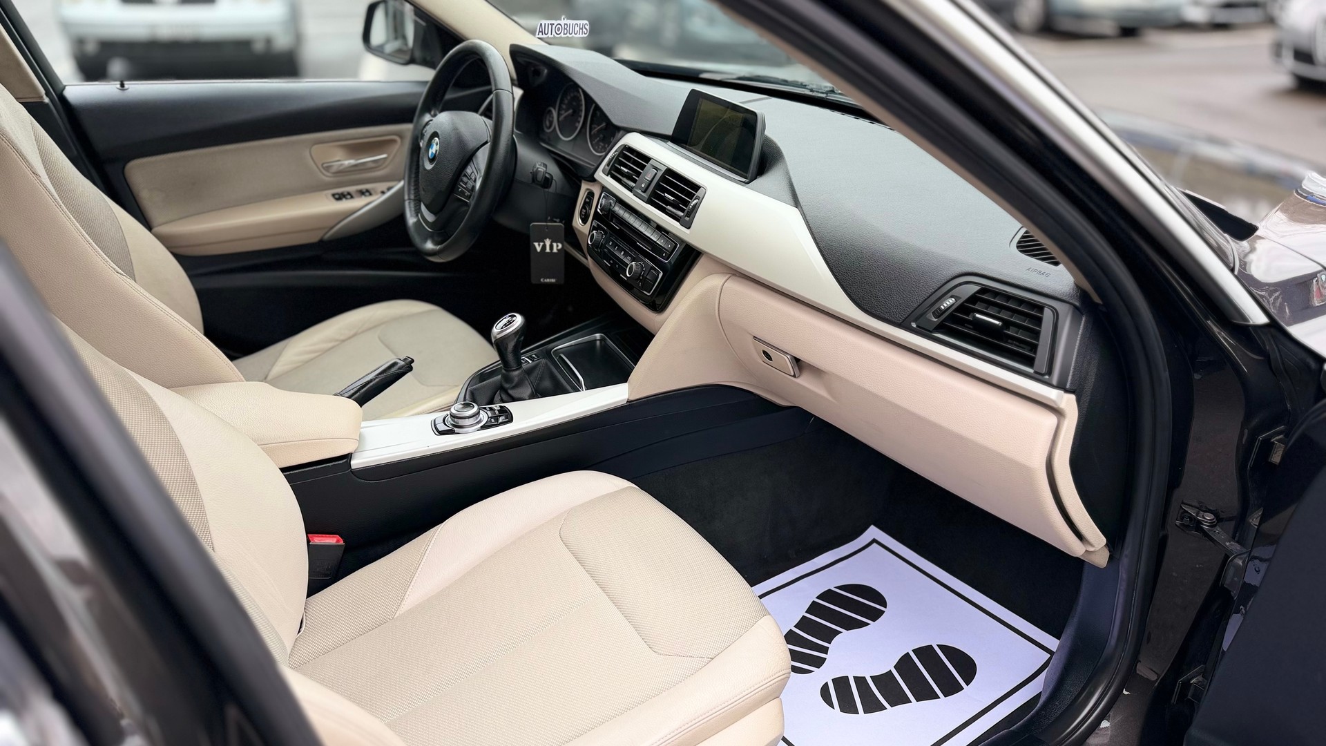 BMW 320d xDrive Touring Luxury Line-image-6