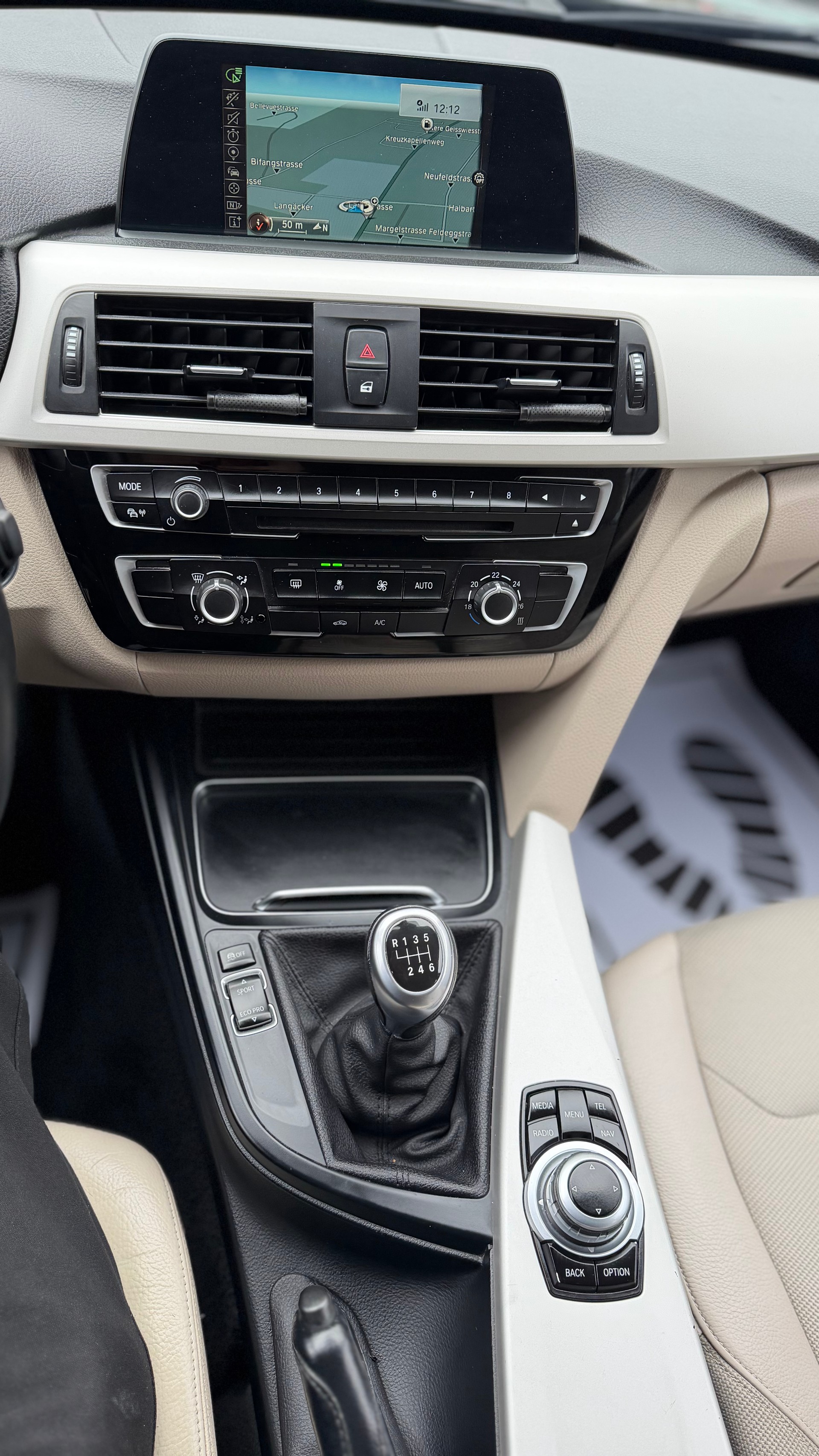 BMW 320d xDrive Touring Luxury Line-image-11