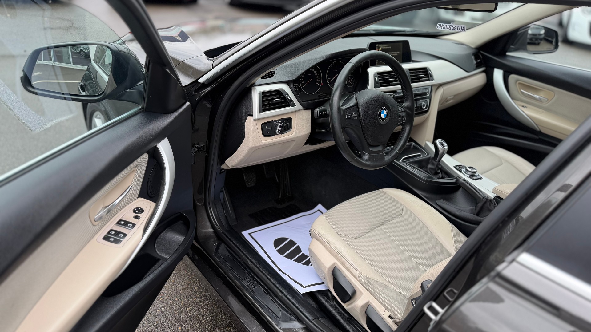 BMW 320d xDrive Touring Luxury Line-image-9