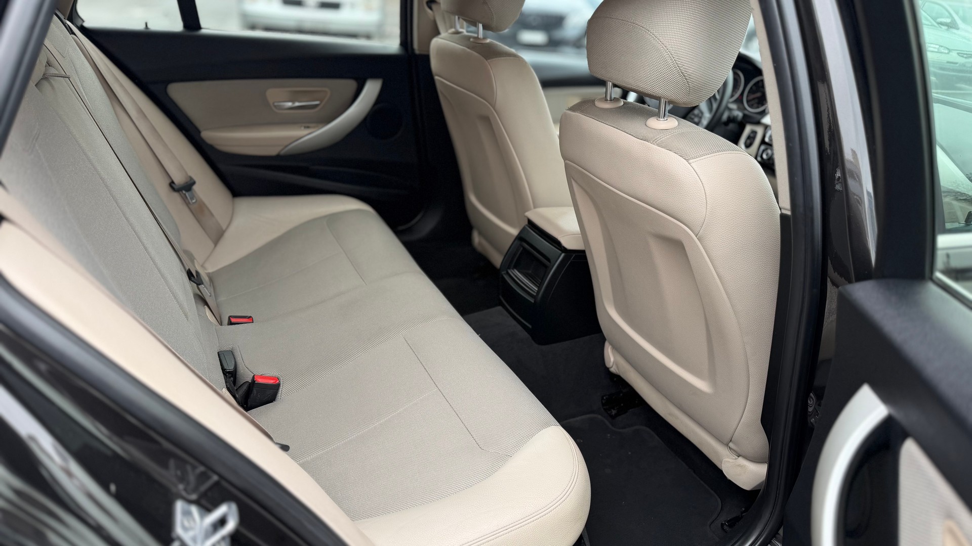 BMW 320d xDrive Touring Luxury Line-image-7